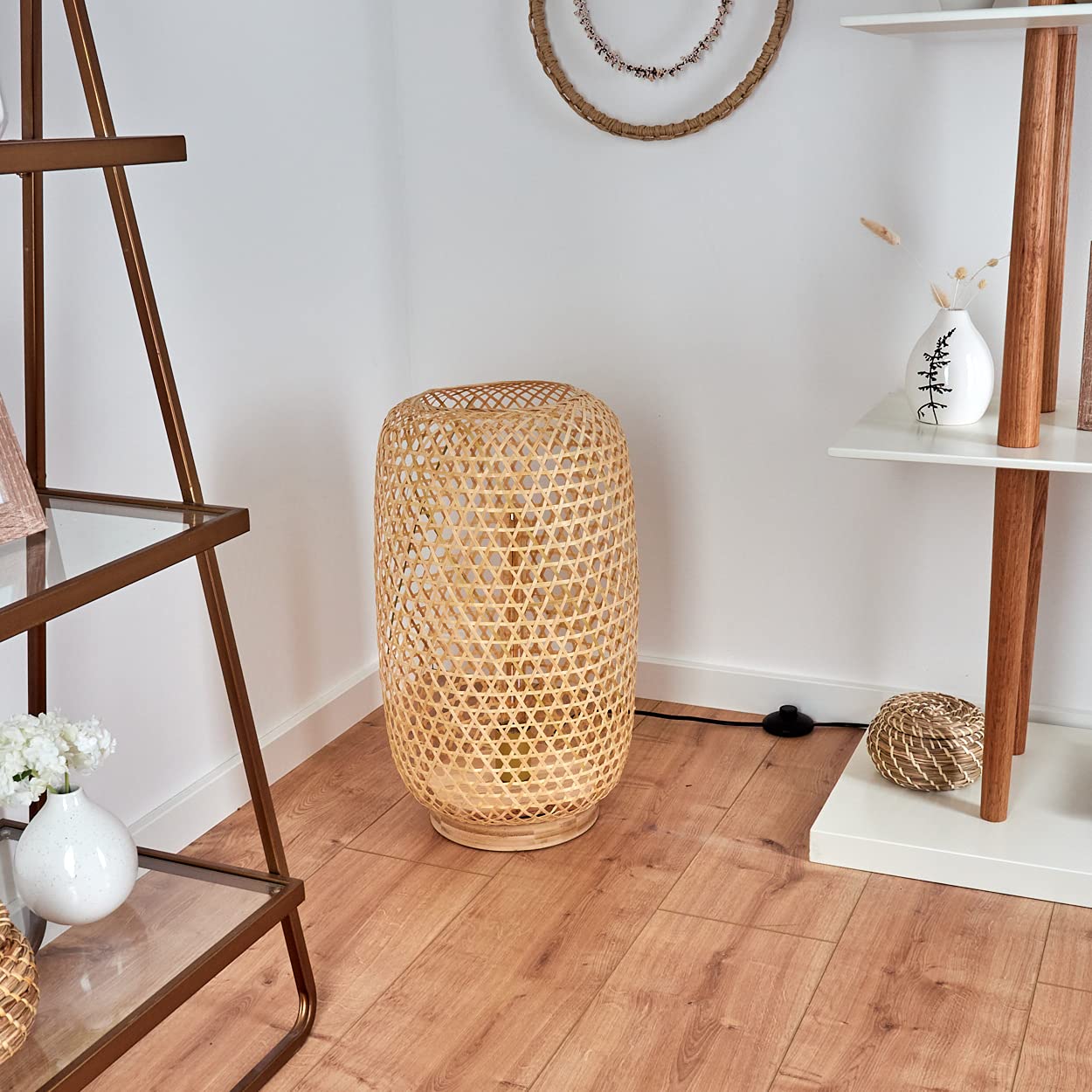 Lampada Da Terra Saranda In Stile Boho, In Bambù E Tessuto écru, Con Interruttore A Pedale - Perfetta Per Soggiorno E Camera Da Letto