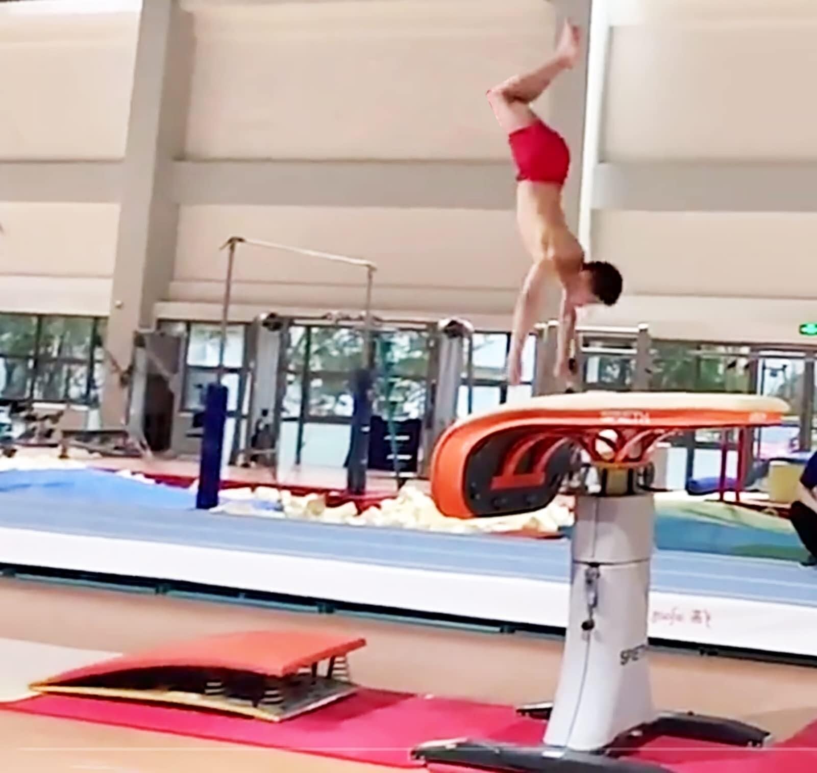 Trampoliny gimnastyczne, Wytrzymała, zakrzywiona deska sprężynowa Pro na tor szkolny