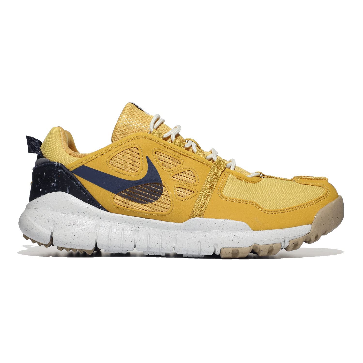 NIKE Herren Free Terra Vista Modische Turnschuhe, Geschliffenes Gold, 44 EU