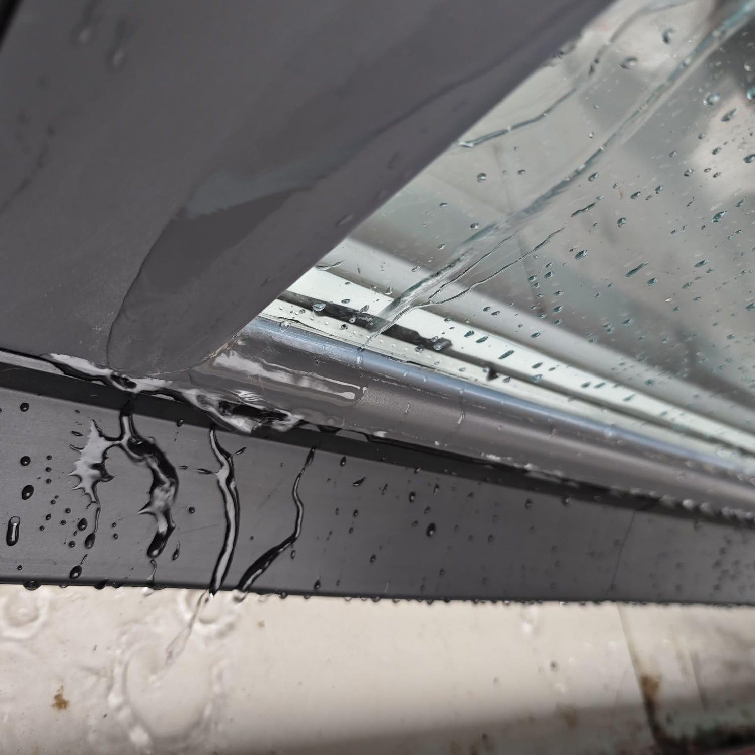 Joint d'étanchéité Autocollant en Caoutchouc renforcé Anti-Pluie, déflecteur de Pluie pour fenêtres, Joint étanche pour Portes et fenêtres coulissantes/à battants, 300 cm (9,84 pi), Noir