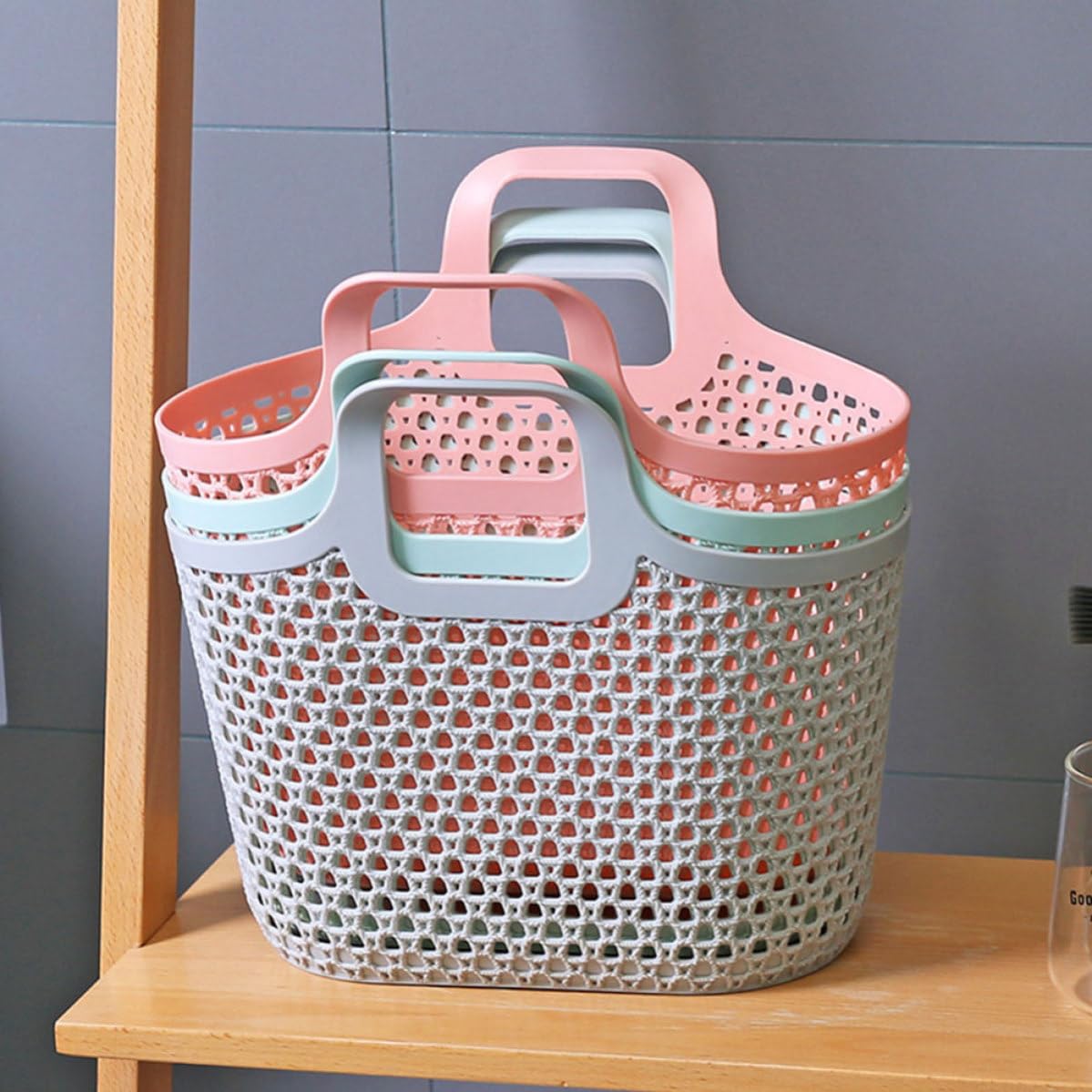 MAGICLULU 2 Pezzi Cestino Portaoggetti da Bagno Portatile in Plastica Pp Design Traforato, Salvaspazio e Installazione Sicura per Organizzare Prodotti e Abbigliamento