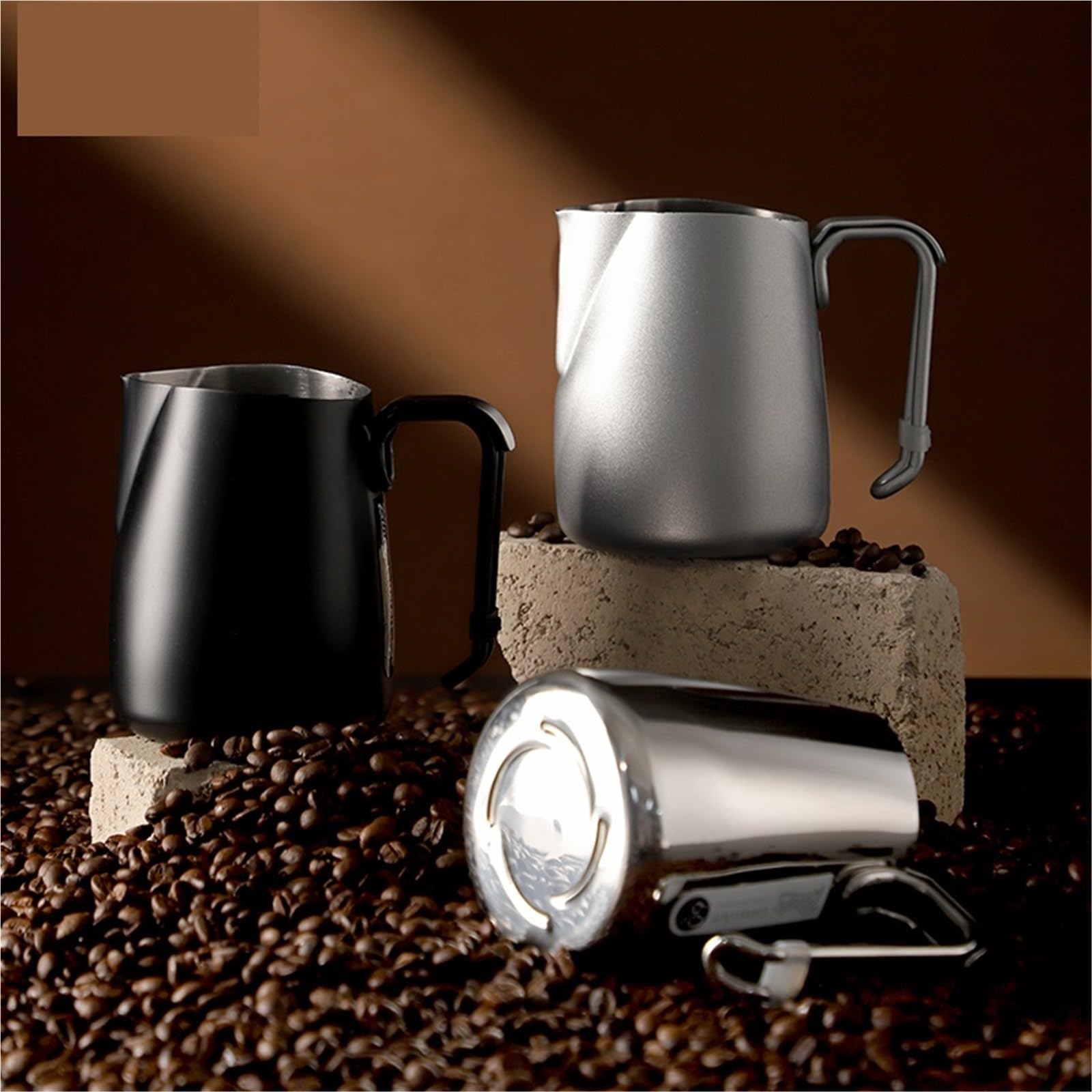 Jarra para Leche Jarra de acero inoxidable 600 ml for espumar café latte art con líneas medición for uso doméstico y en cafeterías(Black 600ml)