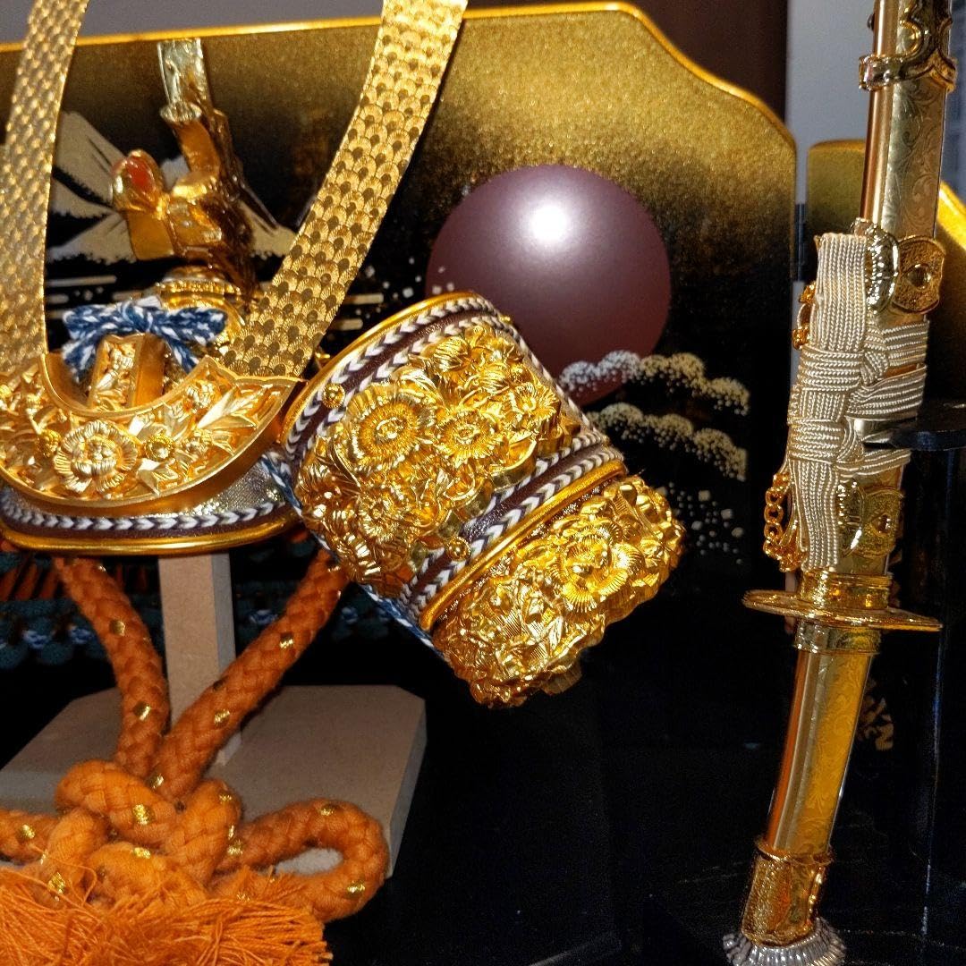 美品　金色の兜飾り 　兜　こどもの日　宝石つき　節句　五月人形 Amazon | 金色の兜飾り 兜 こどもの日 宝石つき 節句 五月人形