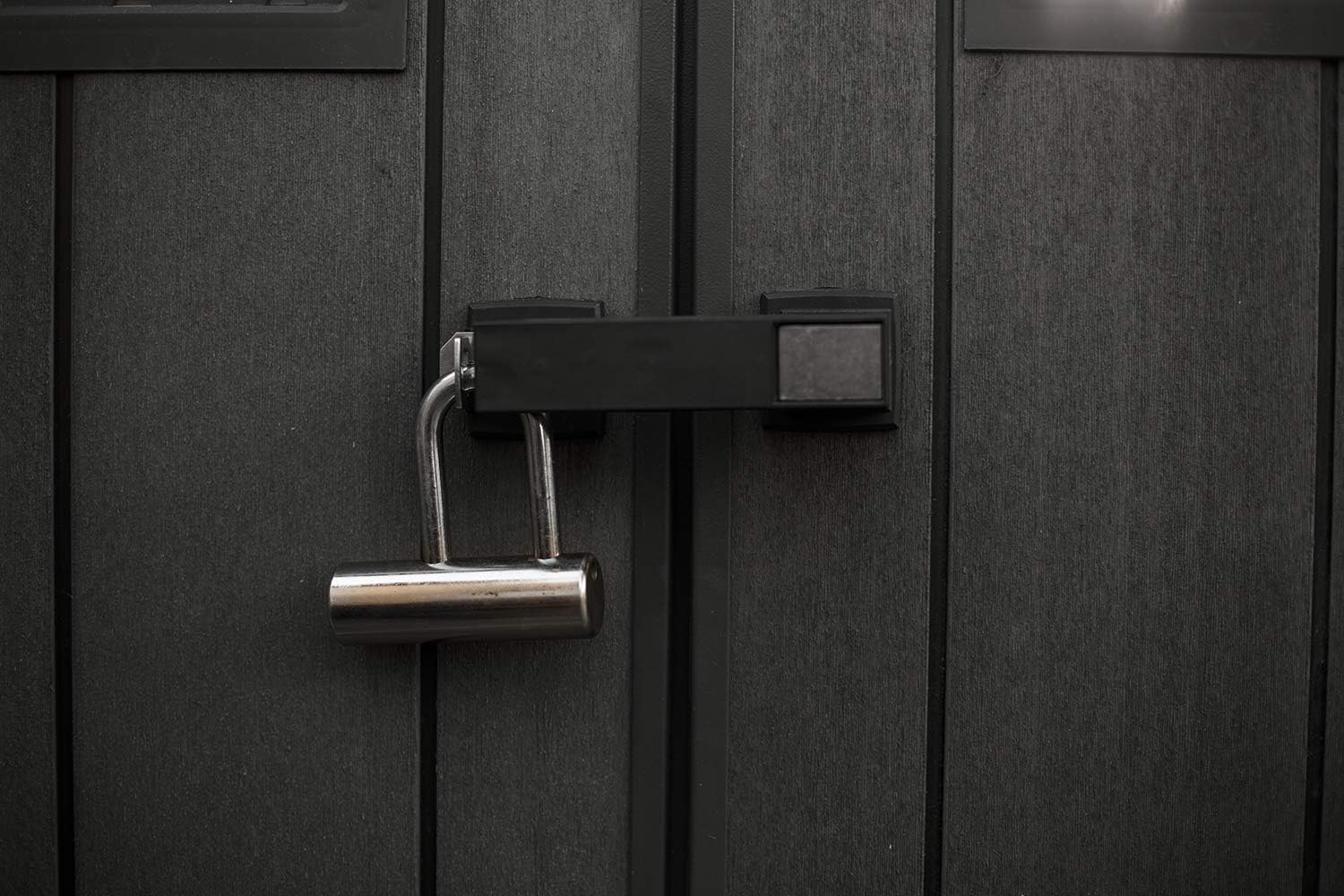 Primer pla del pestell de la porta del cobert Keter Newton amb un cadenat