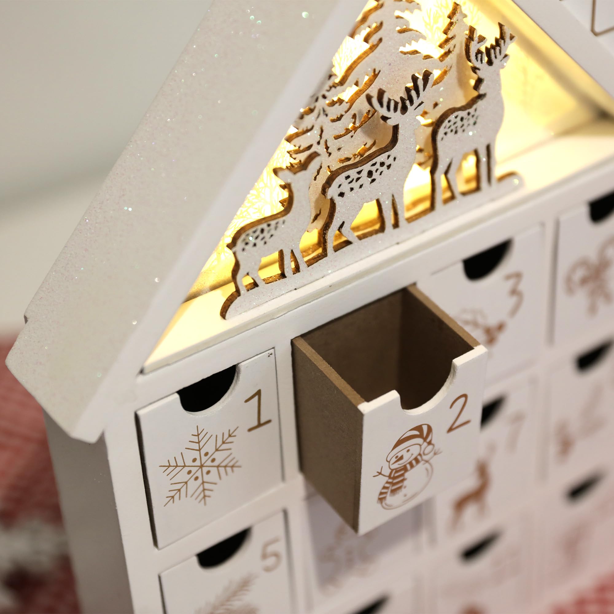 PE Weihnachten Adventskalender Haus Holz zum Befüllen mit LEDs und 24 Schubladen - Winterwald Szene mit Rentier- Handgefertigter Weihnachtsdekoration (Weiß)