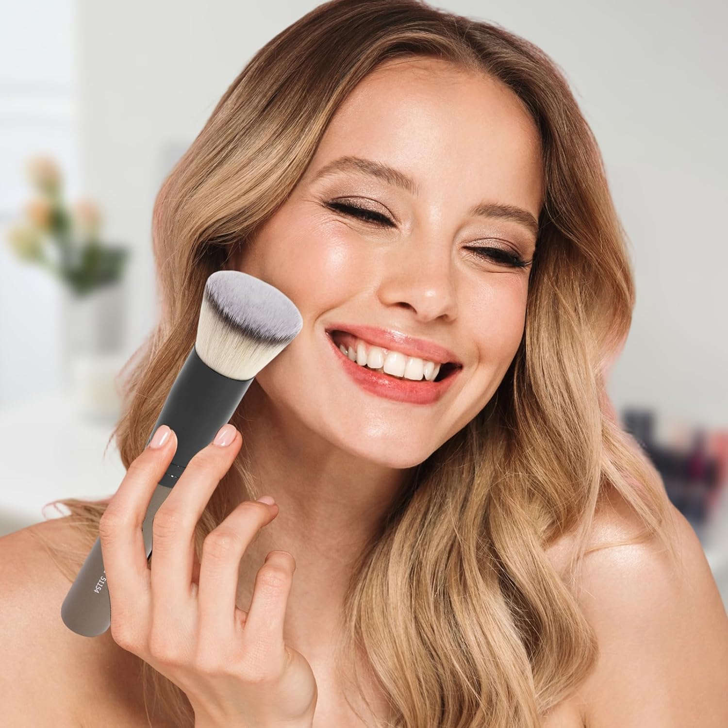 1 Pcs Flat Top Kabuki Foundation Brush for Liquid Cream and Powder Makeup Polishing Blending and Face Brush, Black