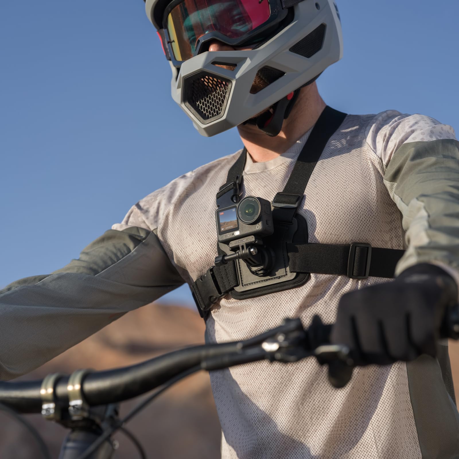 DJI Osmo Action 6 Combo Motociclismo/Mountain bike, action cam 4k per motociclisti, sensore quadrato da 1/1,1″, FOV 155°, batteria da 4 ore, fotocamera ideale per avventure su strada