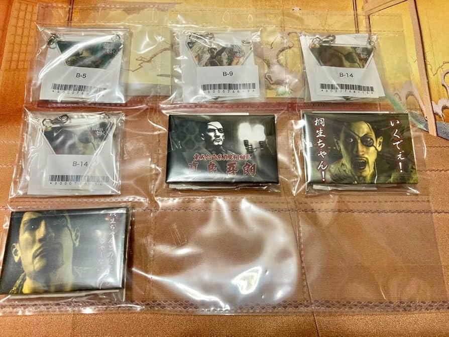 Amazon.co.jp: 龍が如く 真島コレクション セリフ付きスタンド缶バッジ