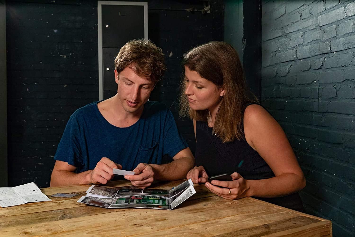 Amazon エスケープルーム ザ ゲーム 2人用セット 謎解き 脱出ゲーム 単独プレイ可 ボードゲーム おもちゃ