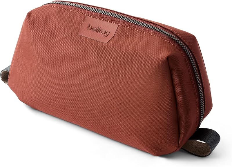 Necessaire Bellroy Bronze com Fechamento por Zíper e Compartimentos Internos