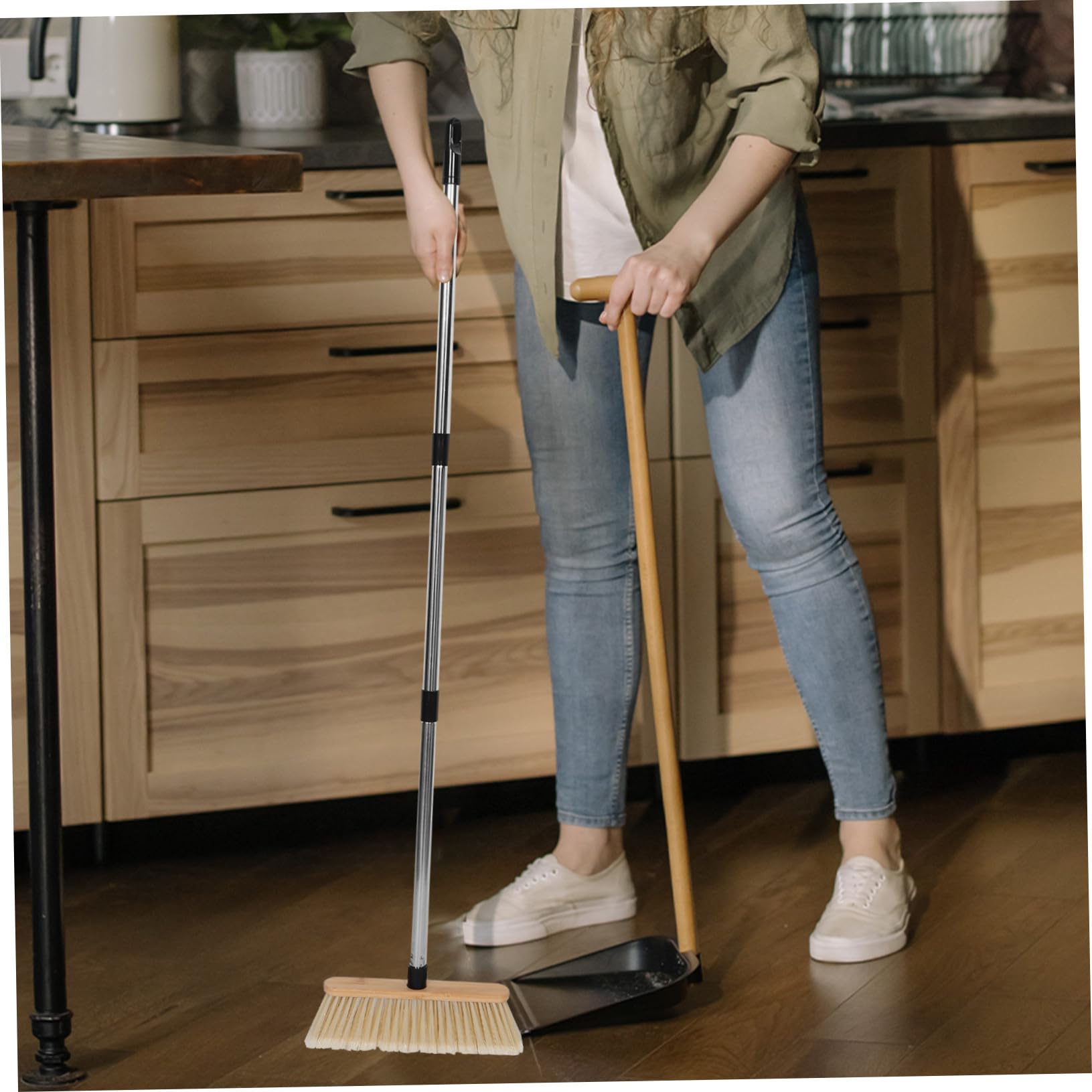 Scopa da Giardino in Bamboo con Setole Dure Spazzola Esterna per Patio e Garage Manico in Acciaio Inossidabile Resistente e Impugnatura Ergonomica in Legno per Pulizia Efficiente