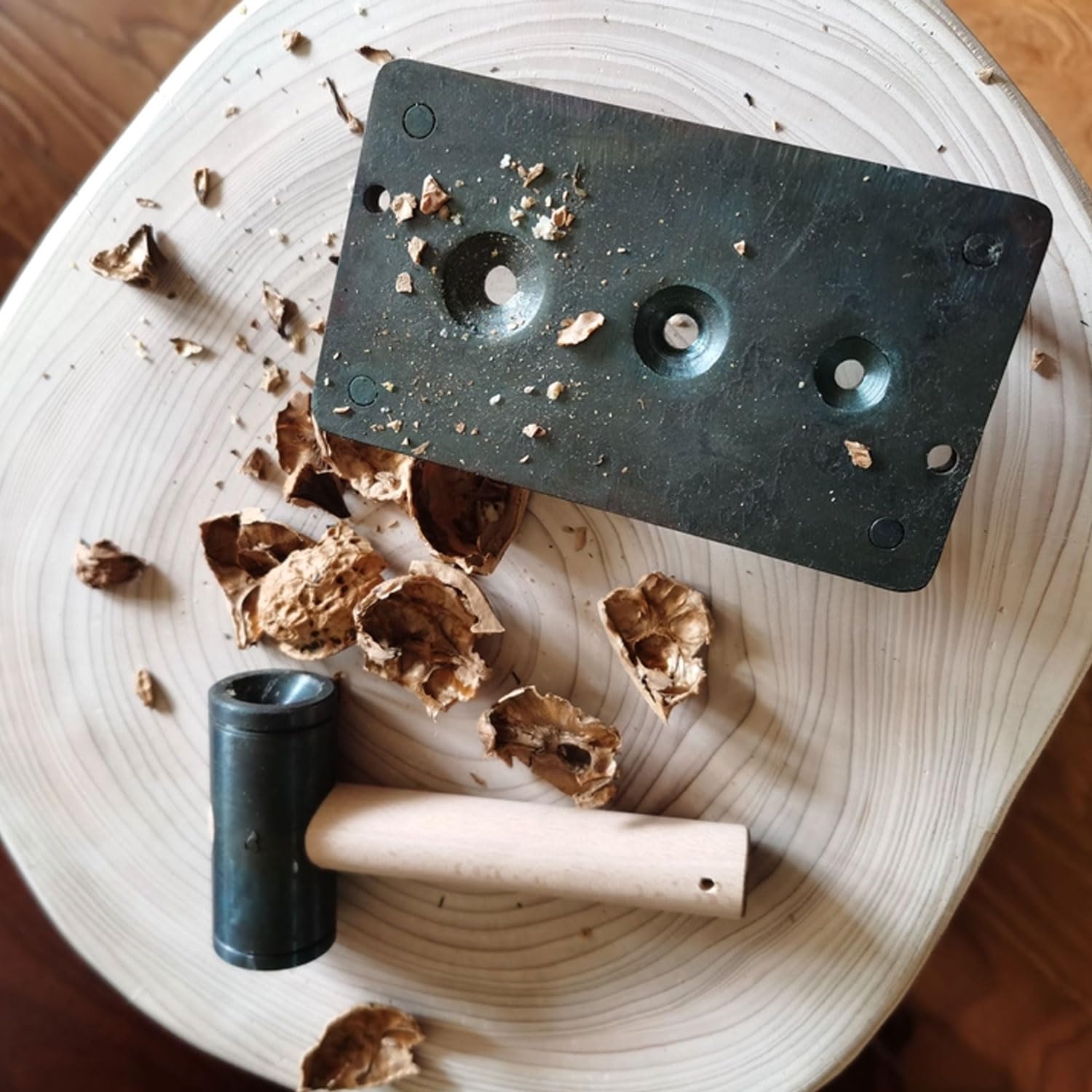 Outil Casse-Noisette Noix, Châtaignes et Pécan, Base en Fer avec Marteau, Conception Manuelle et 3 Trous Coniques pour Décollement Facile