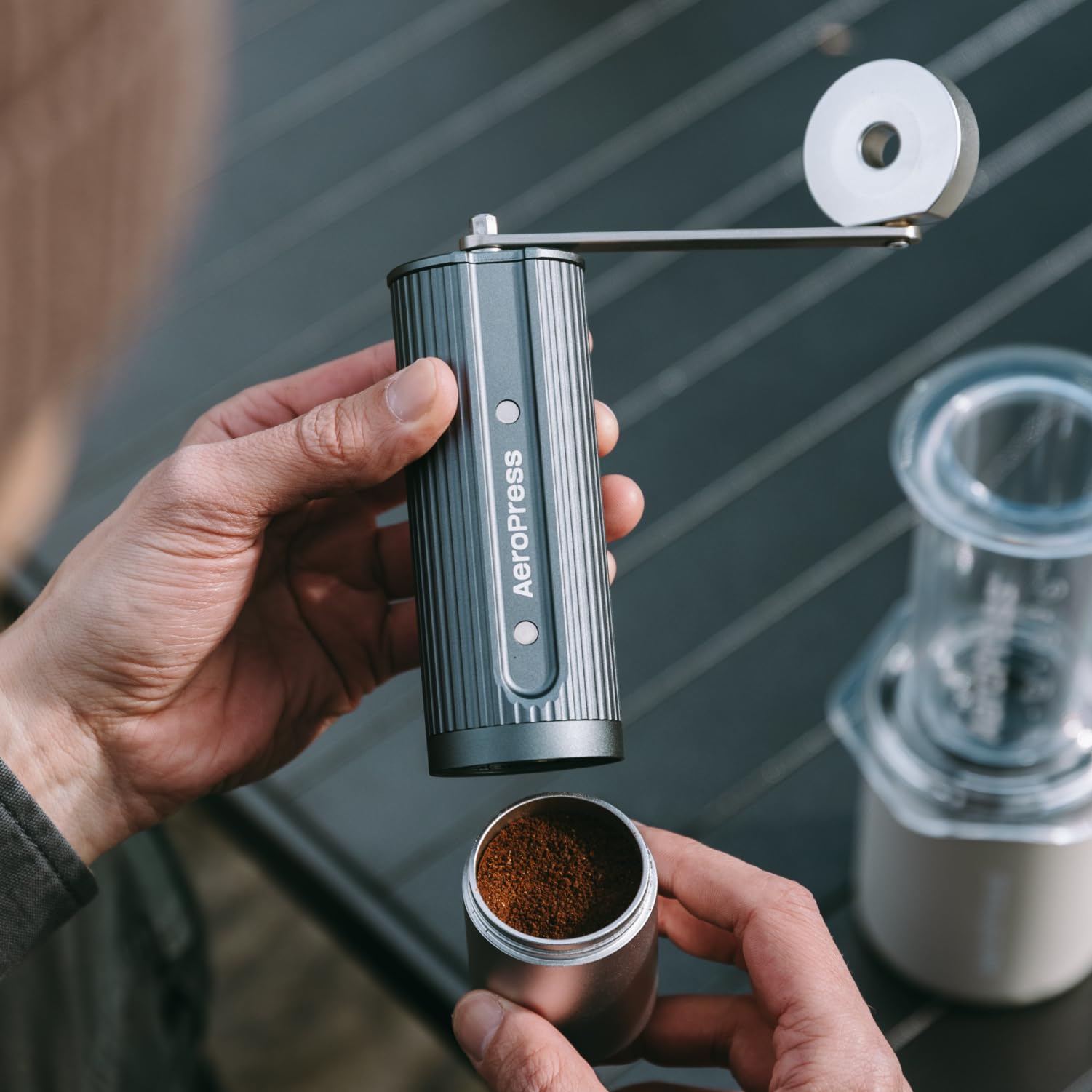 Ręczny Młynek do Kawy AeroPress - Przenośny młynek z korbką z tytanowymi żarnami stożkowymi, 60 ustawień mielenia, kompaktowy młynek podróżny do AeroPress, espresso i French Press