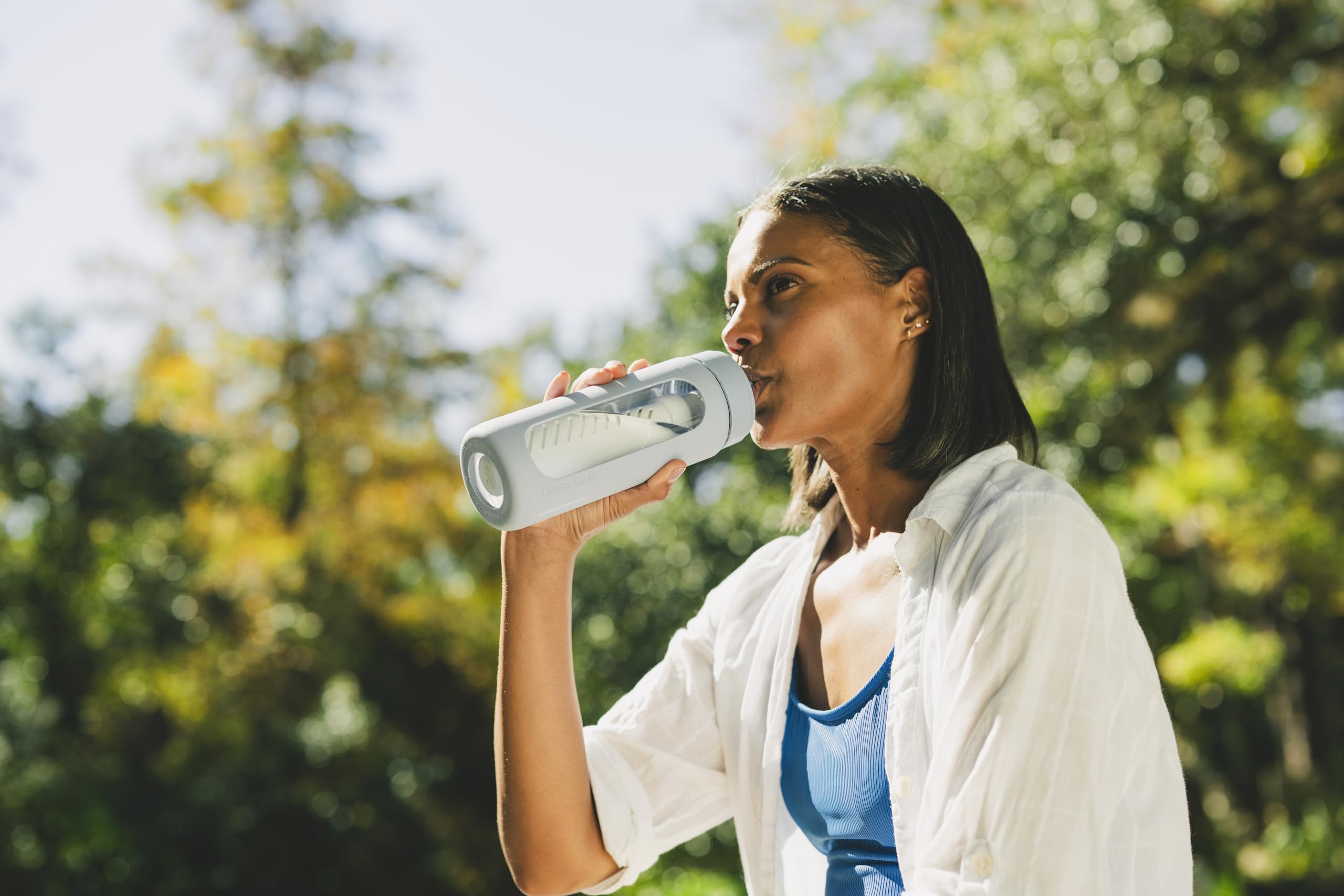 LifeStraw Go Series – Bouteille filtrante en verre soufflé à la main avec manchon en silicone pour l'hydratation à la maison ou en déplacement, mer Égée, 590 ml