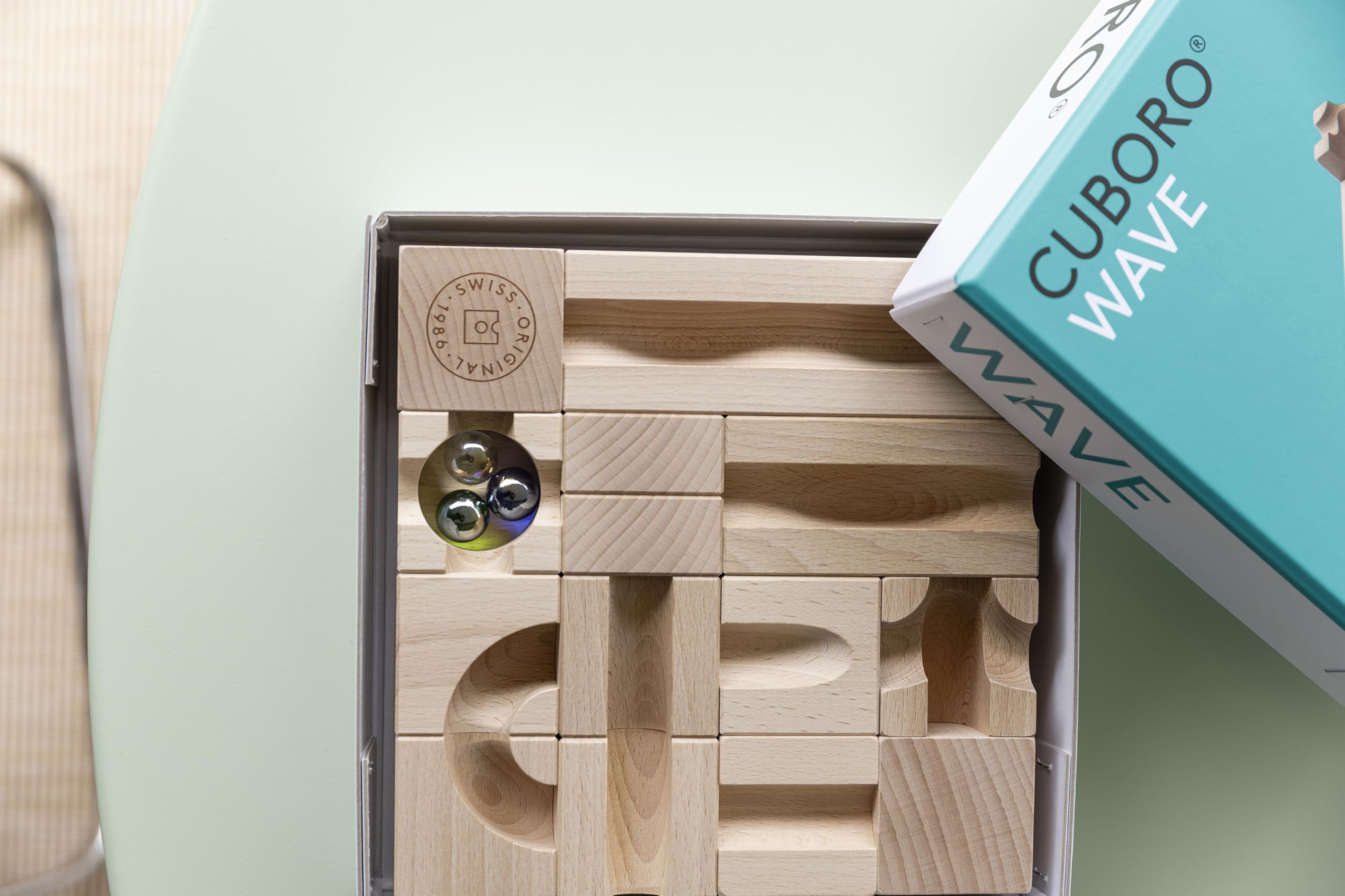 CUBORO Wave zestaw rozszerzający do toru kulowego od 4 lat, 22 elementy drewniane i 3 szklane kulki, kompatybilny z zestawami startowymi Cuboro | Zabawki edukacyjne z drewna | Made Swiss Made