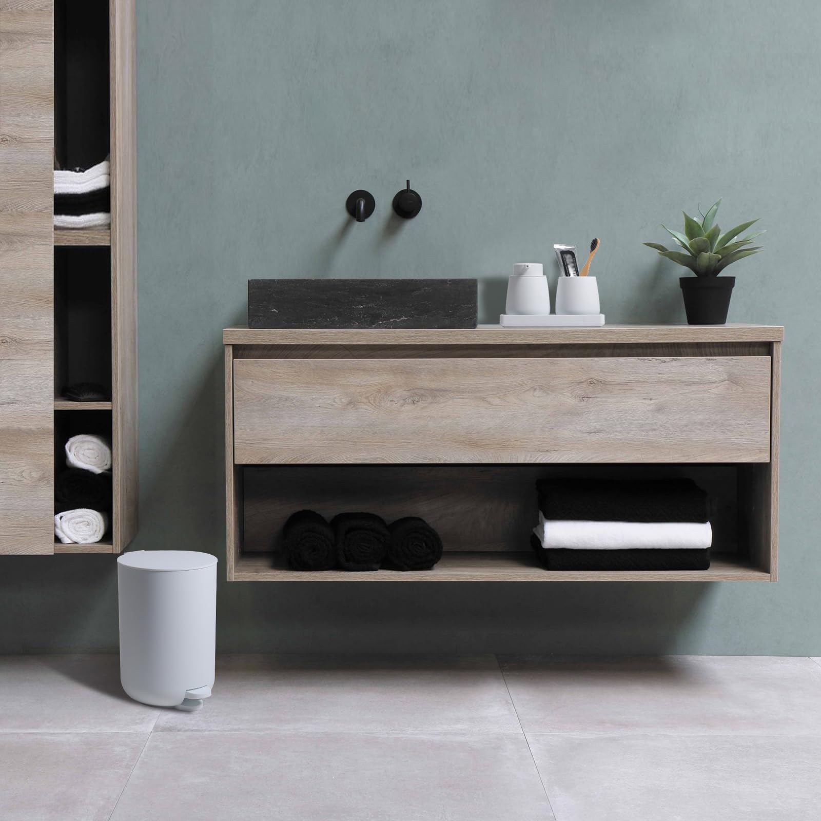 Badset Badezimmer Set Weiß, Modern Badausstattung Sets Organizer, Bad Set Mülleimer Klobürste Seifenspender und Zahnputzbecher Tablett 5 Teiliges (Weiß)