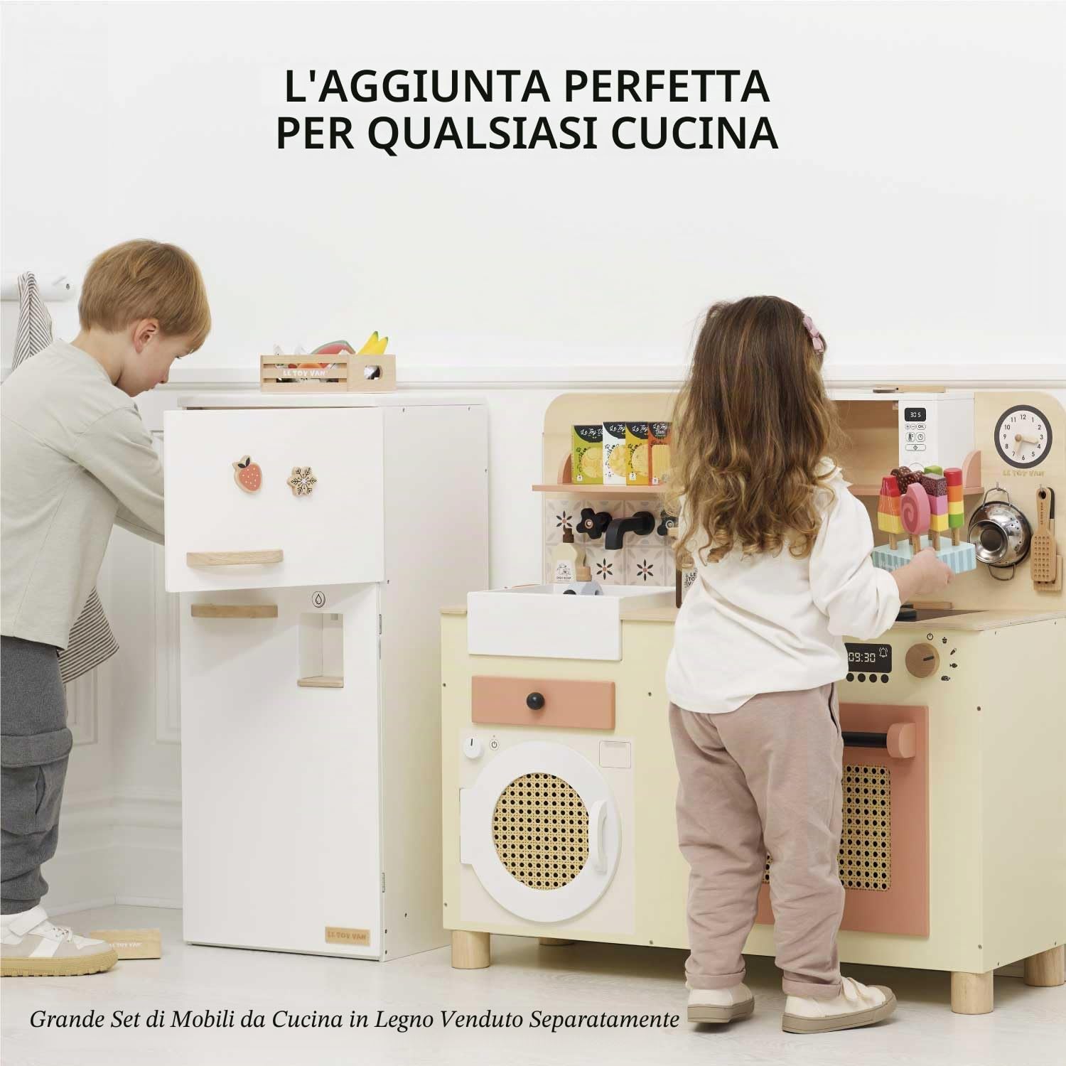 Le Toy Van - TV348 - Gioco educativo frigo giocattolo bambina, per bambini dai 3 anni, per cucina giocattolo in legno Montessori, accessori inclusi, freezer con sportello magnetico