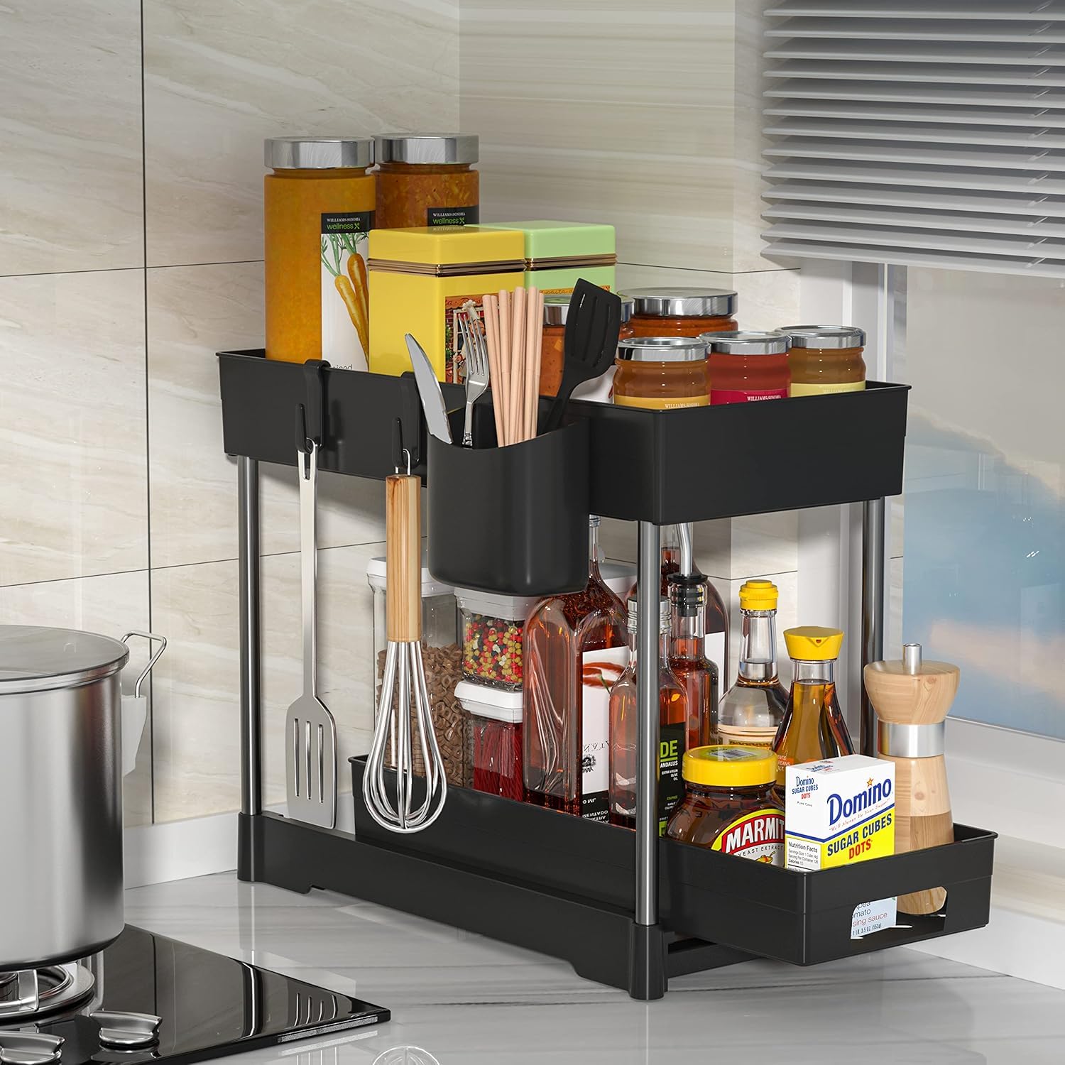 Organizador de 2 niveles para debajo del fregadero con cestas extraíbles deslizantes, estante de almacenamiento de baño con ganchos y tazas, estante de gabinete para encimeras y suministros de