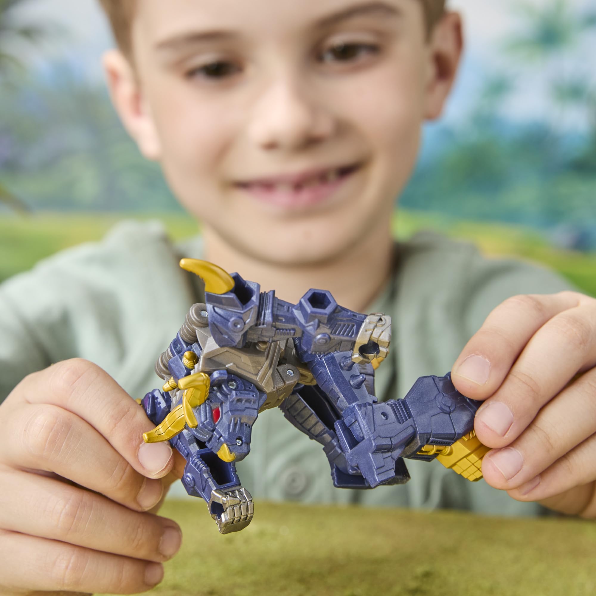 Figurka Megatrona z kolekcji Transformers CYBERWORLD Cyber Changers