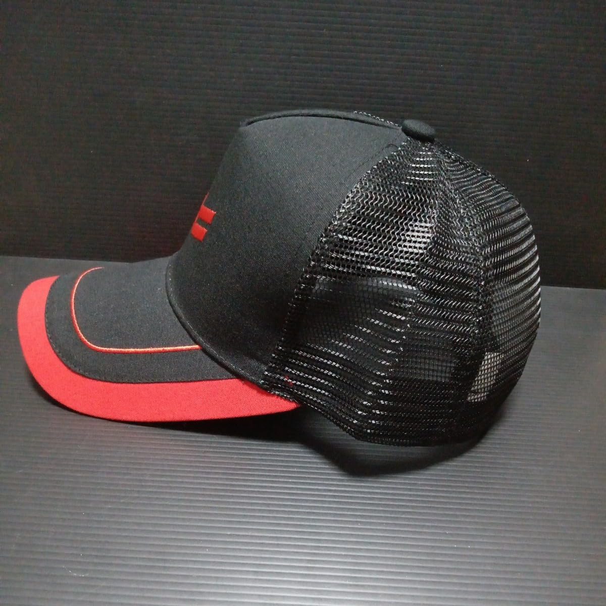 黒と赤のメッシュキャップ エンブレム付き 黒と赤のメッシュキャップ エンブレム付き 楽天市場】赤