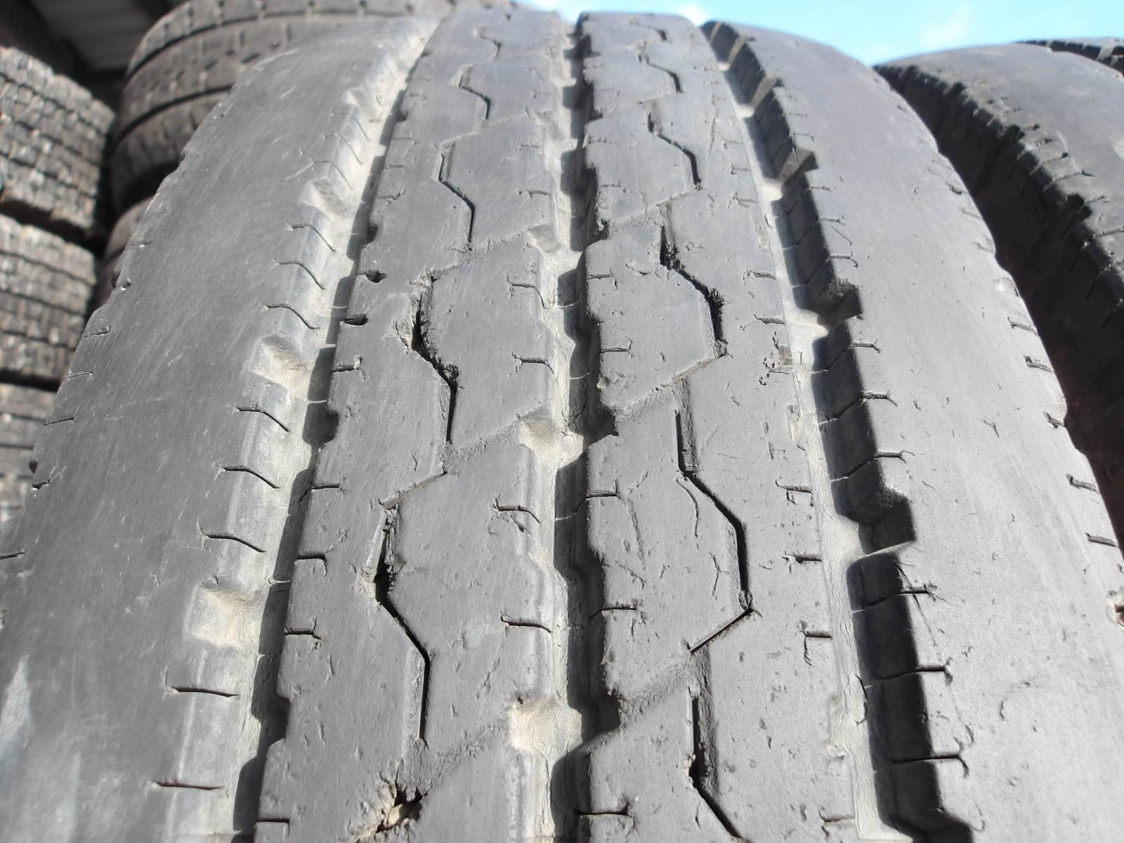 ブリヂストン DURAVIS R205　215/85R16 120/118L LT　1本　9分溝 BRIDGESTONE DURAVIS R207 215/85R16 120/118N 215/85-16 メーカー取り寄せ