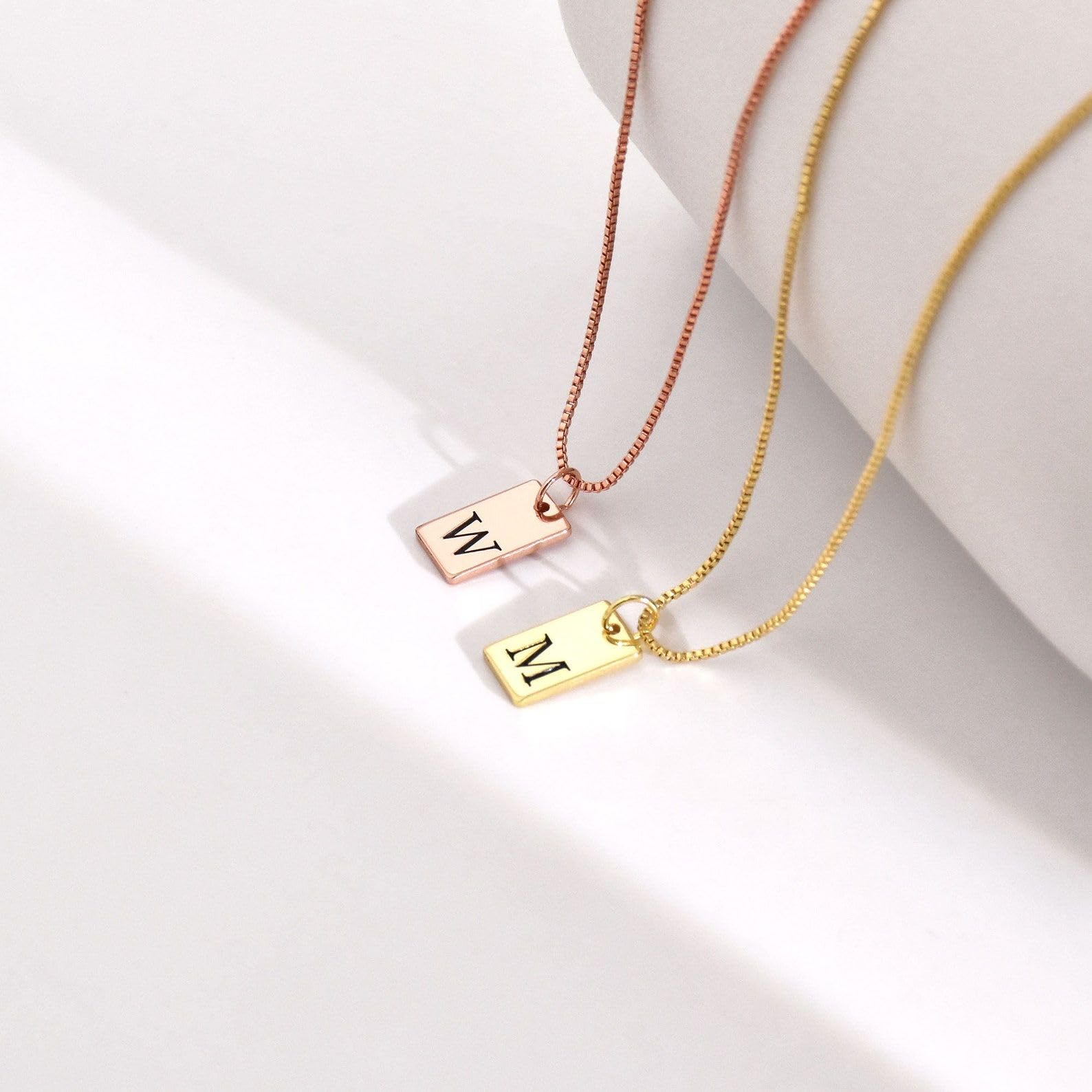 Personalizado inicial etiqueta collar, delicado letra con cadena veneciana pequeño abalorio barra dama de honor para ella
