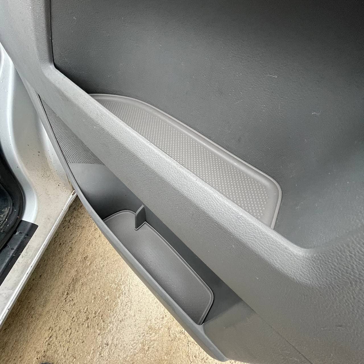 VAN-X kompatybilne z VW T5, T5.1 wkładki do kieszeni drzwi, guma, wkładka do drzwi (jasnoszara), podwójny pasażer + stylizacja wnętrza kierowcy