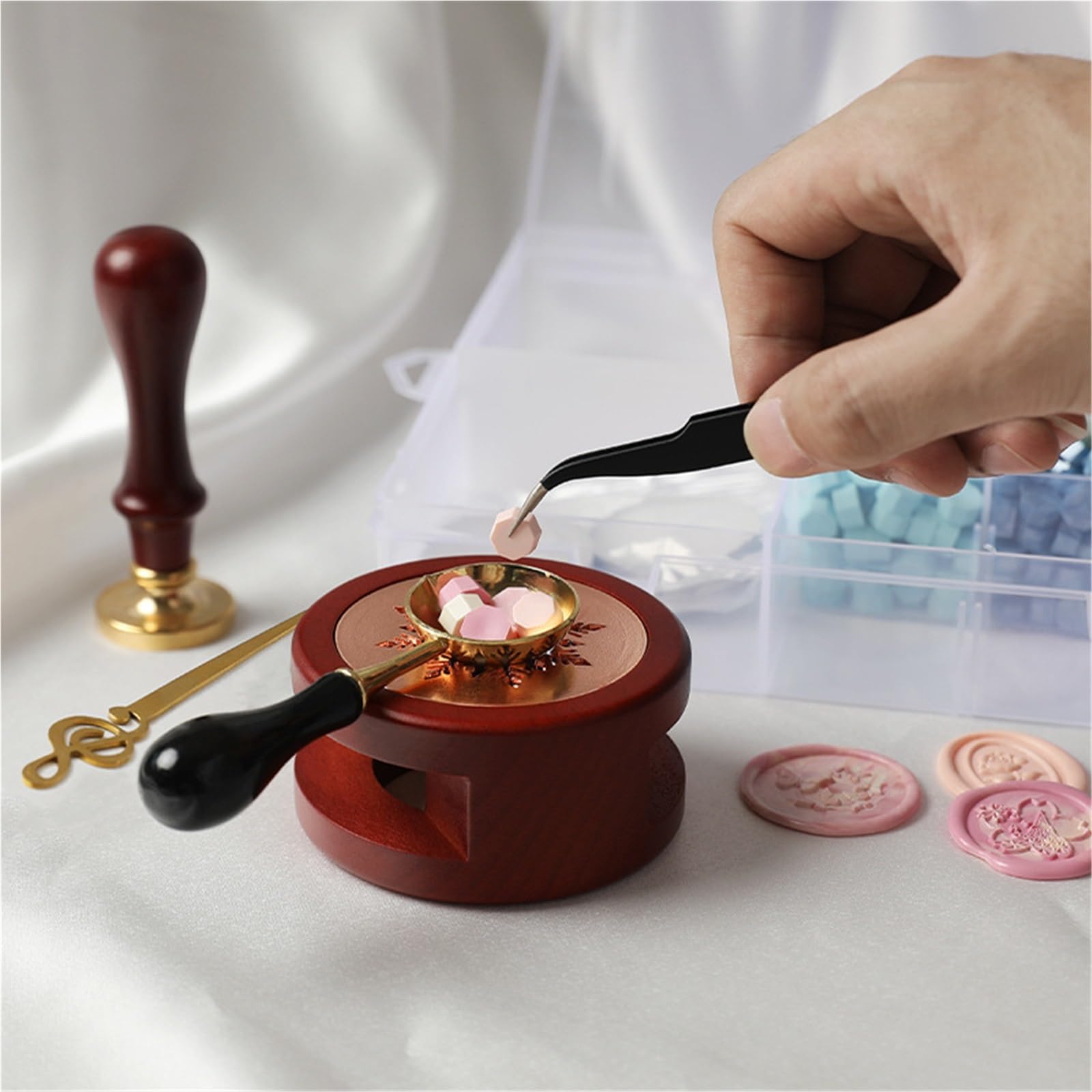 Ceralacca Kit Sigillo Di Ceralacca | Set composto da timbri con sigillo di cera, perline di cera e strumenti confezionati in una confezione trasparente(SetB)