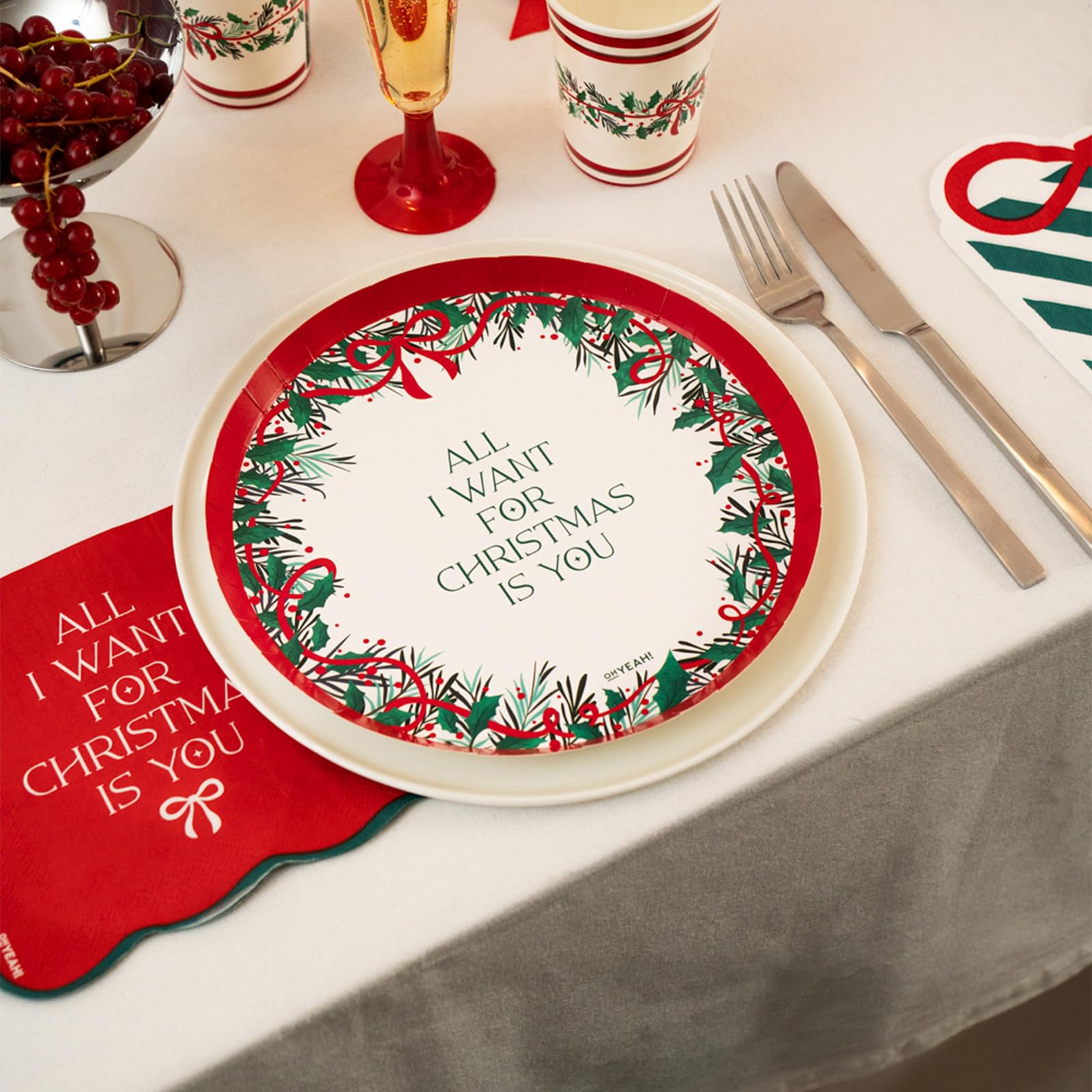 OH YEAH - Kit Vajilla Navidad 12 Personas All I Want - 72 Piezas - Platos, Vasos, y Servilletas Desechables - Temática Navideña - Cenas Navideñas, Reuniones Familiares y Fiestas de Fin de Año