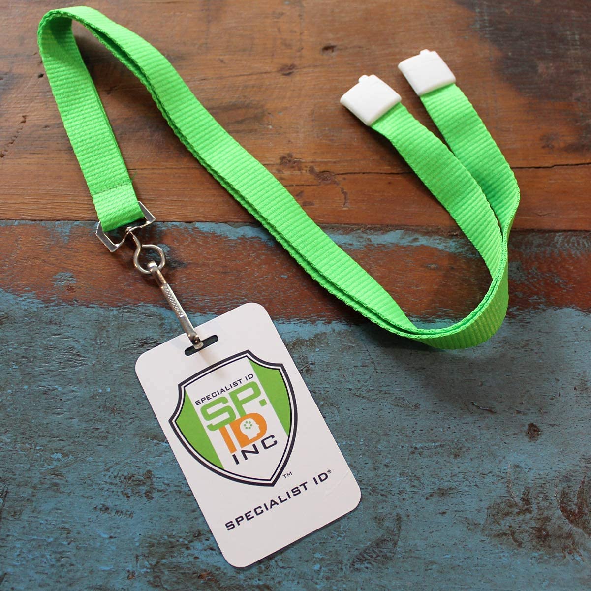 Specialist ID - Paquete de 25 cordones anchos brillantes para insignias de nombre con cierre de seguridad para el cuello y soporte para tarjetas de identificación, clip en J, neón de alta visibilidad