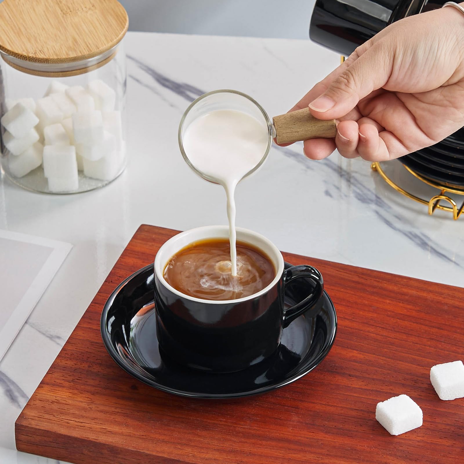 YOLIFE Espressotassen Set von 6 mit goldenen Löffeln und faltbarem Ständer, 113.4 g schwarze Kaffeetasse und Untertasse Set für Cappuccino, Latte, Americano, Tee, heiße Getränke