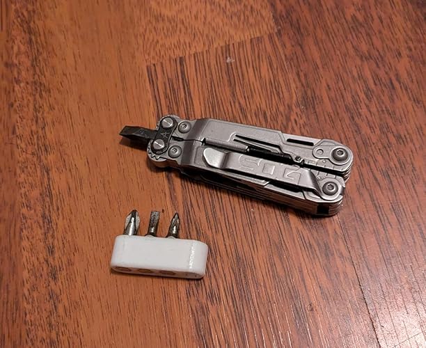 Amazon | SOG マルチツールノーズプライヤー ポケットナイフ