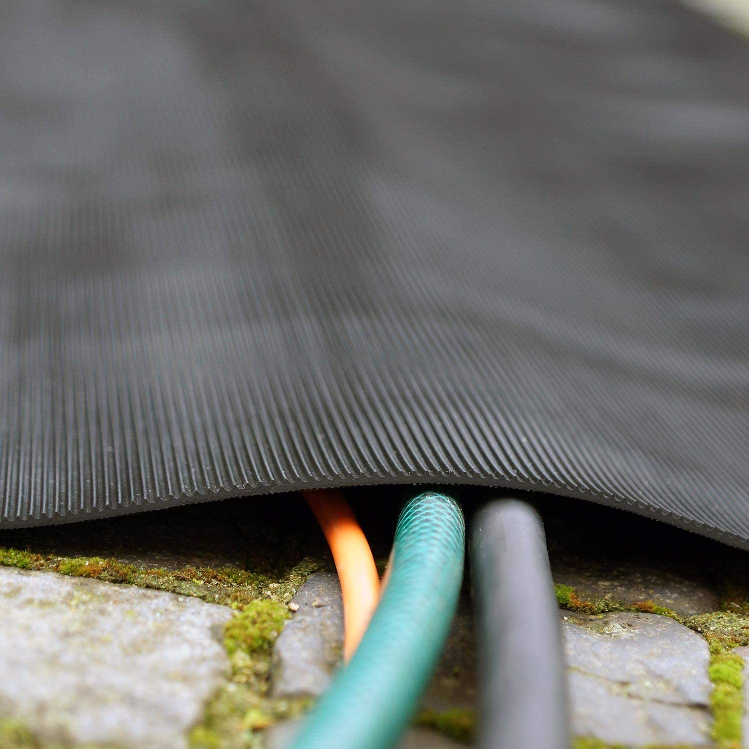 Kabelschutzmatte [50 cm x 5 m] - Stärke 3 mm - wetterfeste Kabelmatte für Veranstaltungen, Bühne - Gummi Feinriefenmatte Outdoor zum Schutz für Kabel und Schläuche