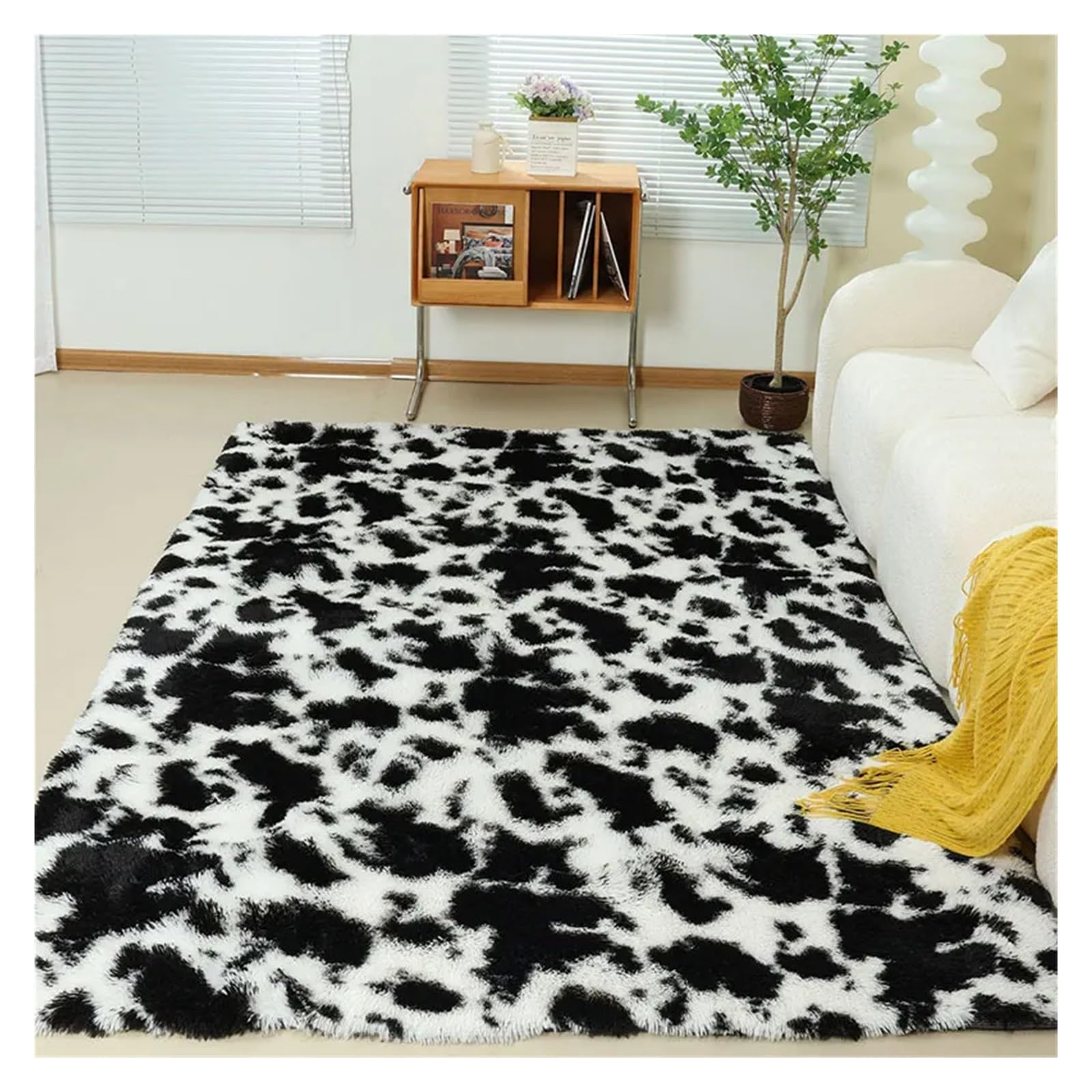 Décoration en fourrure synthétique avec ce grand tapis de salon imprimé vache