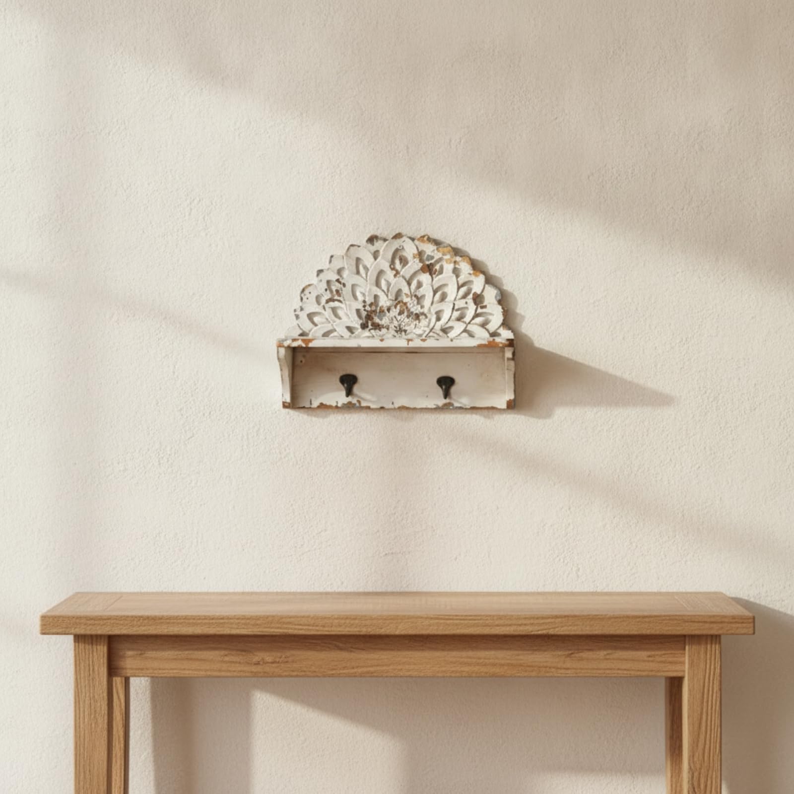 KESOTO Mensola da Parete in Legno con Ripiano Scaffale Portaoggetti Pannello Traforato Floreale E Finitura Antica Adatta per Ingresso Corridoio Lavanderia 40cmx29.5cmx12.5cm