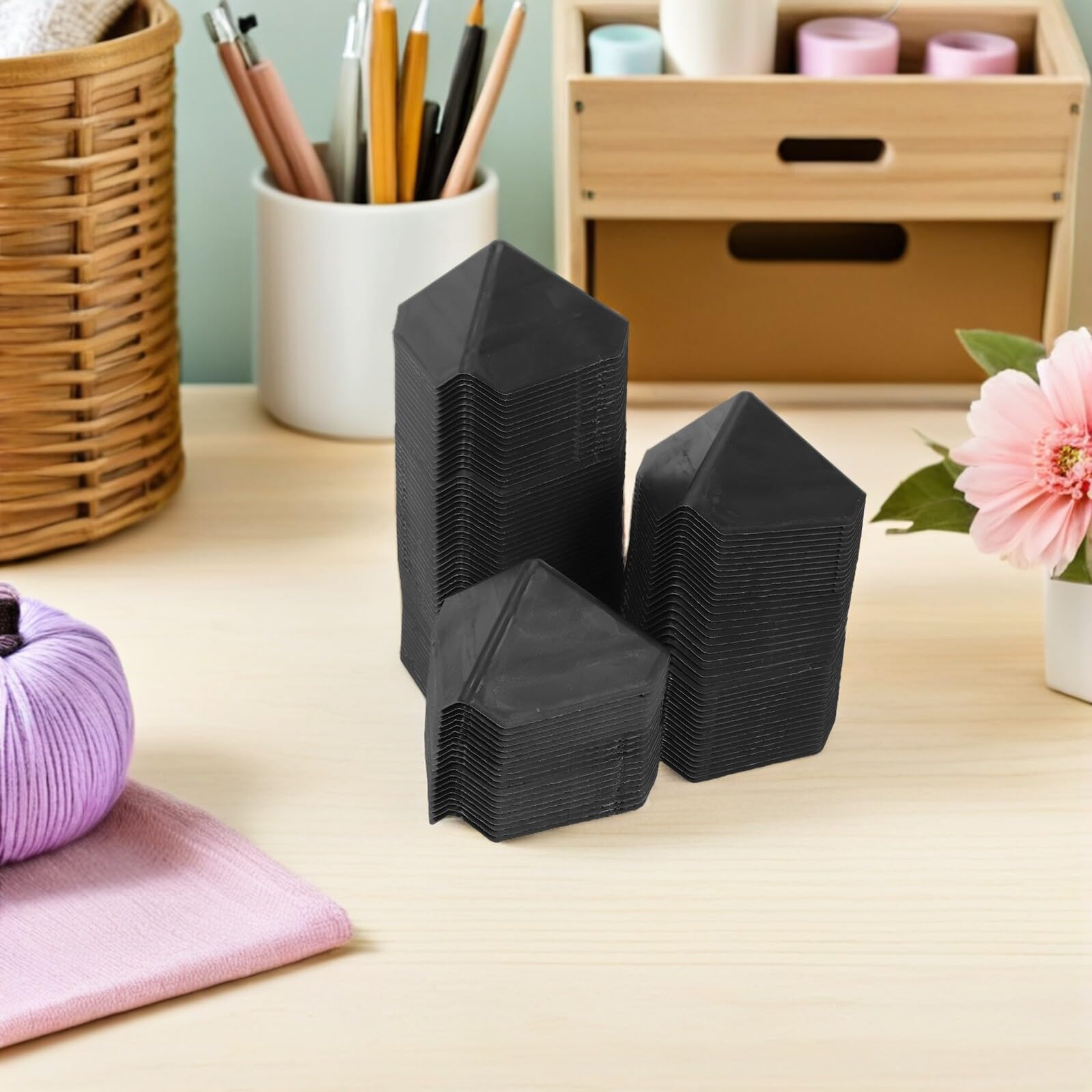 ULTECHNOVO Protections D'angle en Plastique Noir 70x70mm, Lot de 100 Pièces, Protège-coins Triangulaires pour Carton, Emballage et Expédition, Renfort Anti-chocs pour Colis et Meubles, Usage