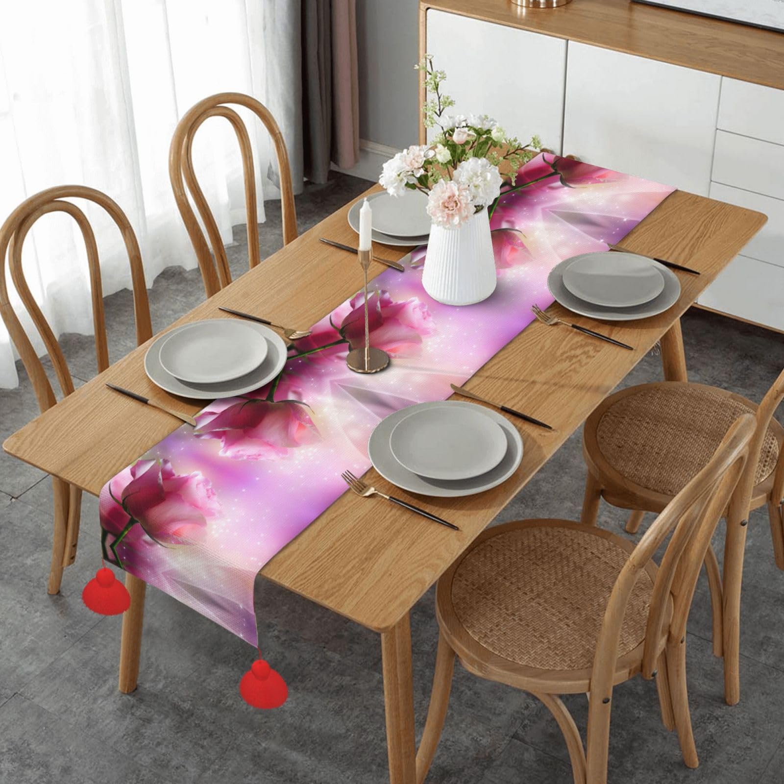 Chemin de table de Noël rose à pompons pour la décoration du salon