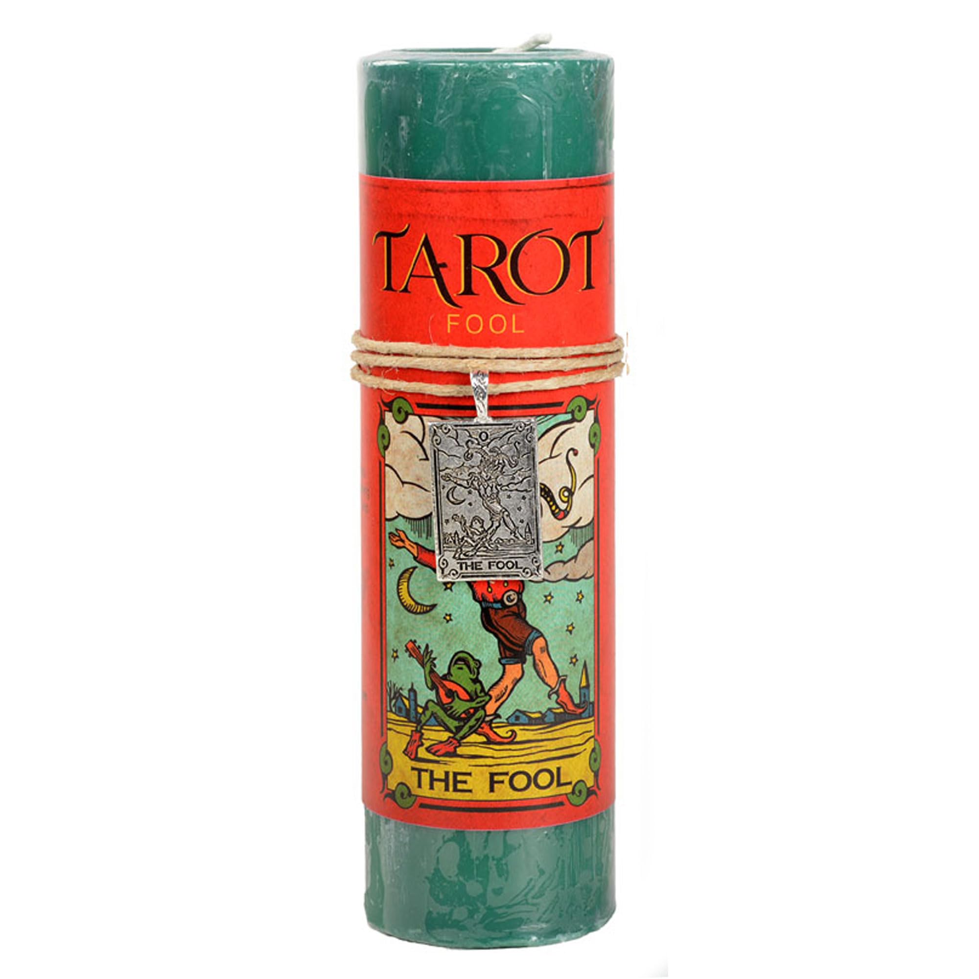 Świeca filarowa The Fool Tarot, zapach lasu sosnowego, z wisiorkiem z cyny