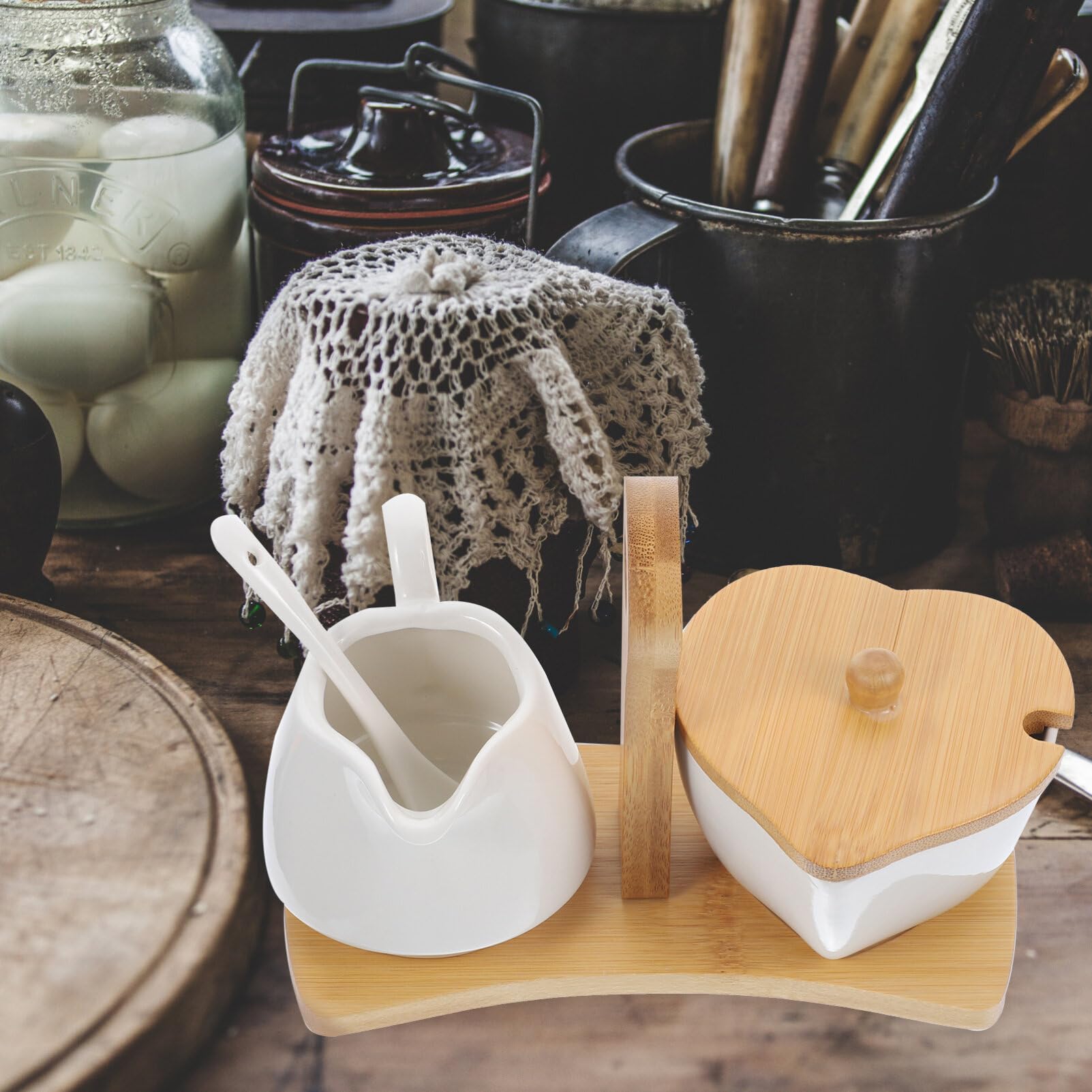 Set Contenitori per Zucchero e Latte in Porcellana Bianca con Cucchiaino | Vassoio in Bamboo Incluso, Design Semplice Creativo, Adatto per Casa e Inaugurazione
