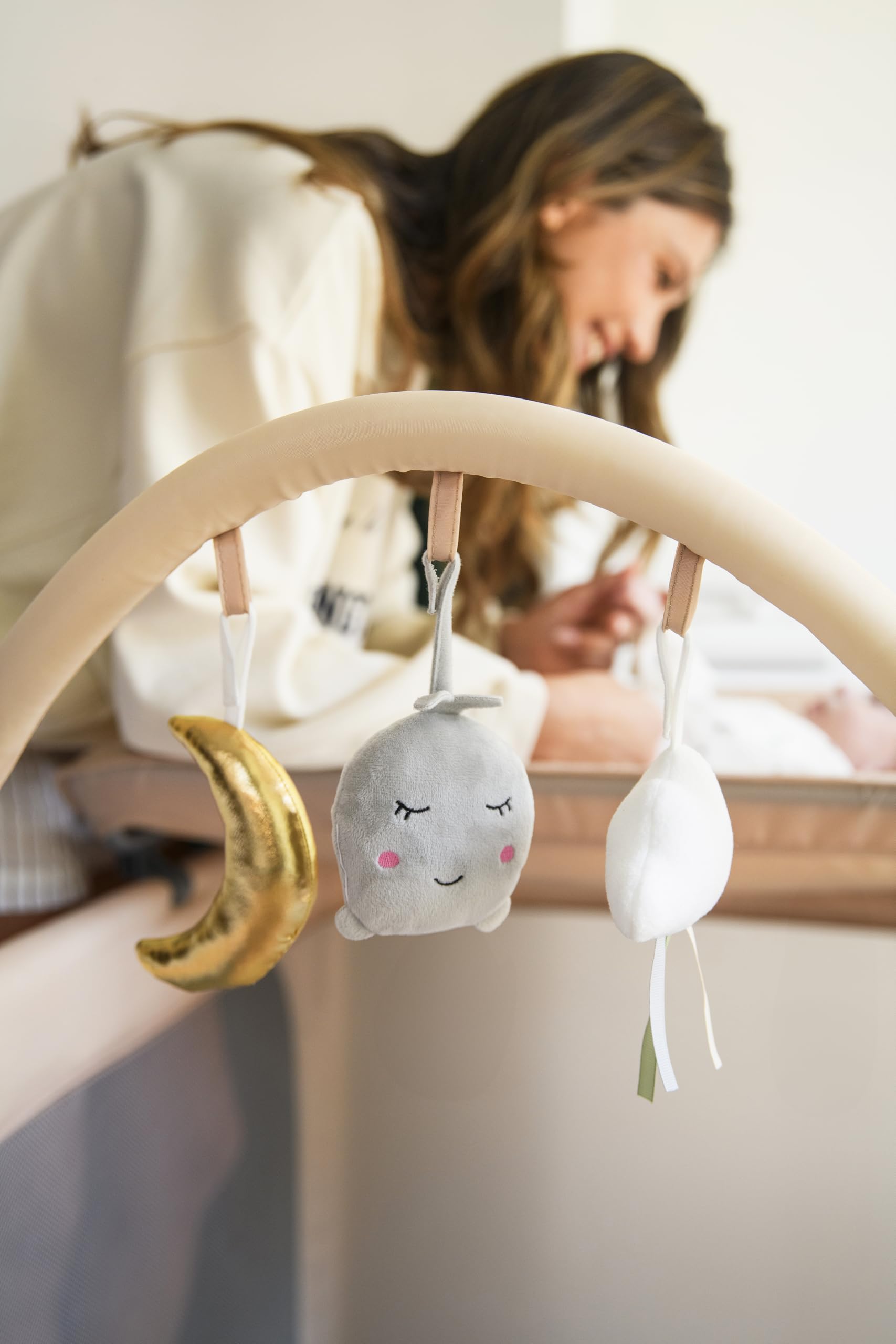 Momi Lettino da viaggio BELOVE PLUS 2 in 1, pieghevole, 2 posizioni per neonati fino a 9 kg e bambini fino a 15 kg, con materasso, arco con giocattoli, fasciatoio e borsa per il trasporto