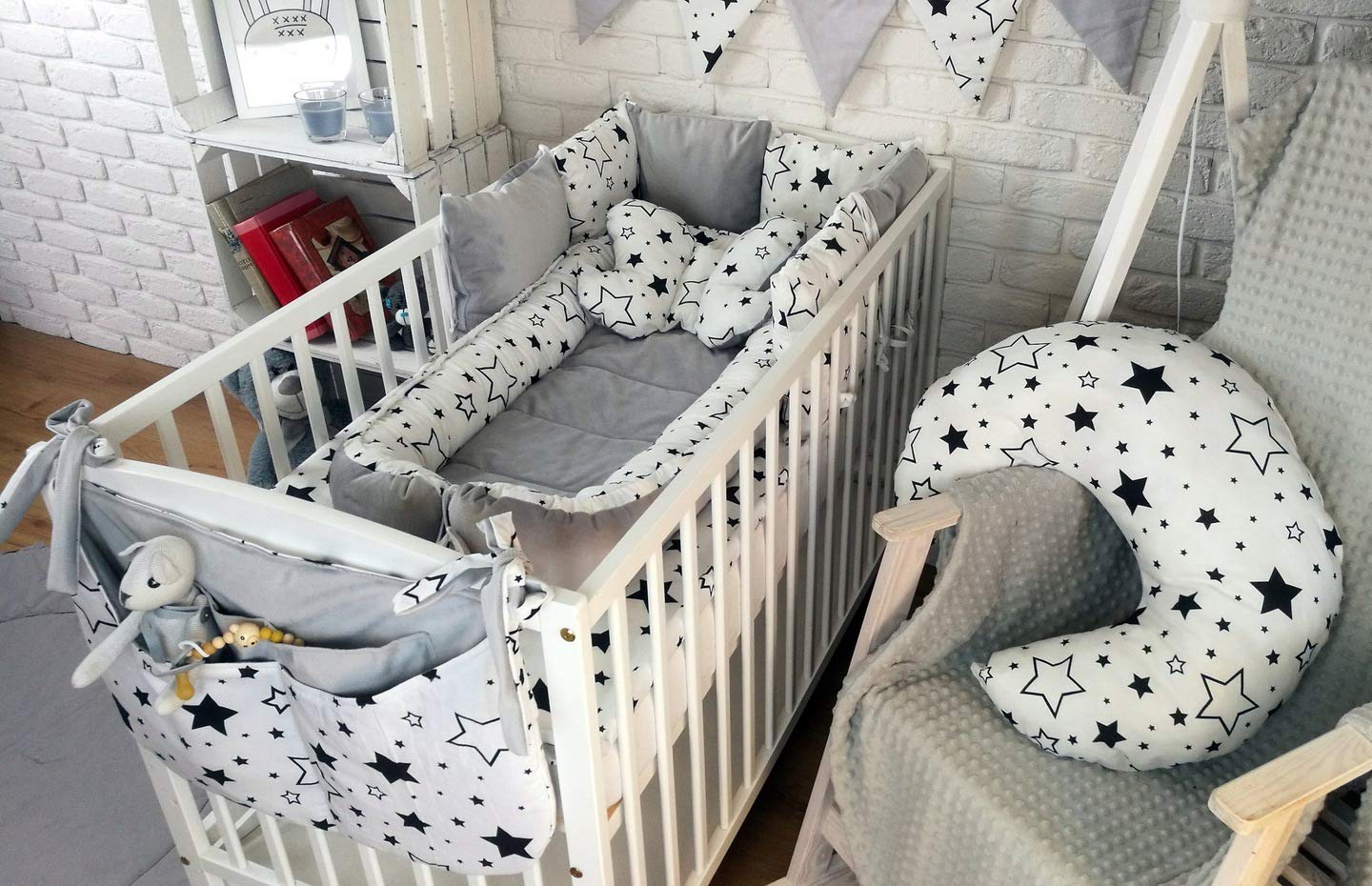 Babynest - Paracolpi per lettino da viaggio, 10 in 1, 110 x 60 cm, federa per cuscino Flufy (grigio/nero con stelle)