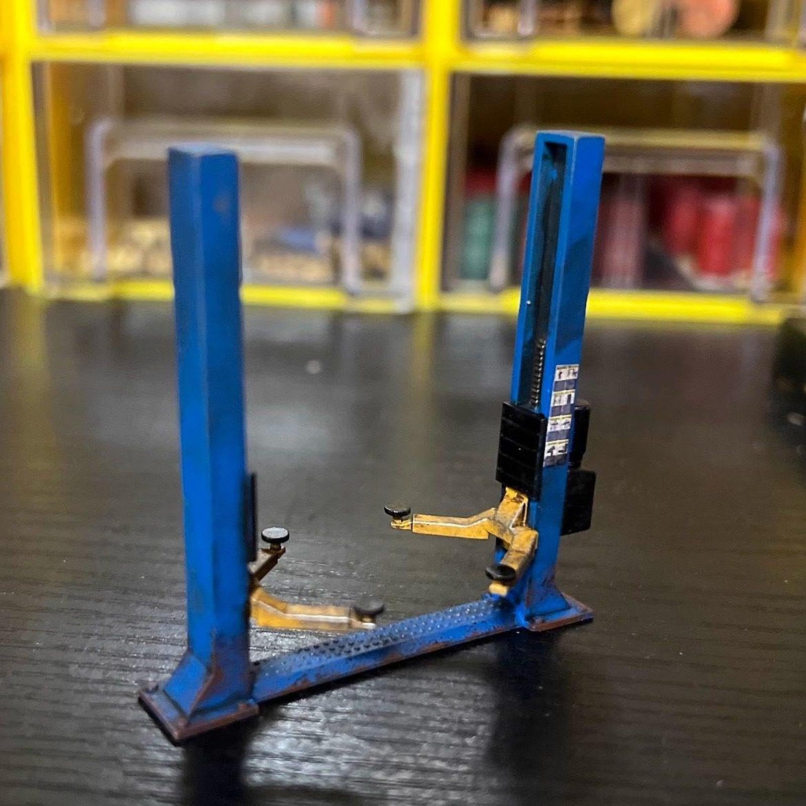 Automobile Lift Model Mini Ascensore per Auto Attrezzatura Officina Riparazione Decorazione Scenica Realizzato in PP Adatto per Appassionati di Dioram, Aspetto Rustico Blu