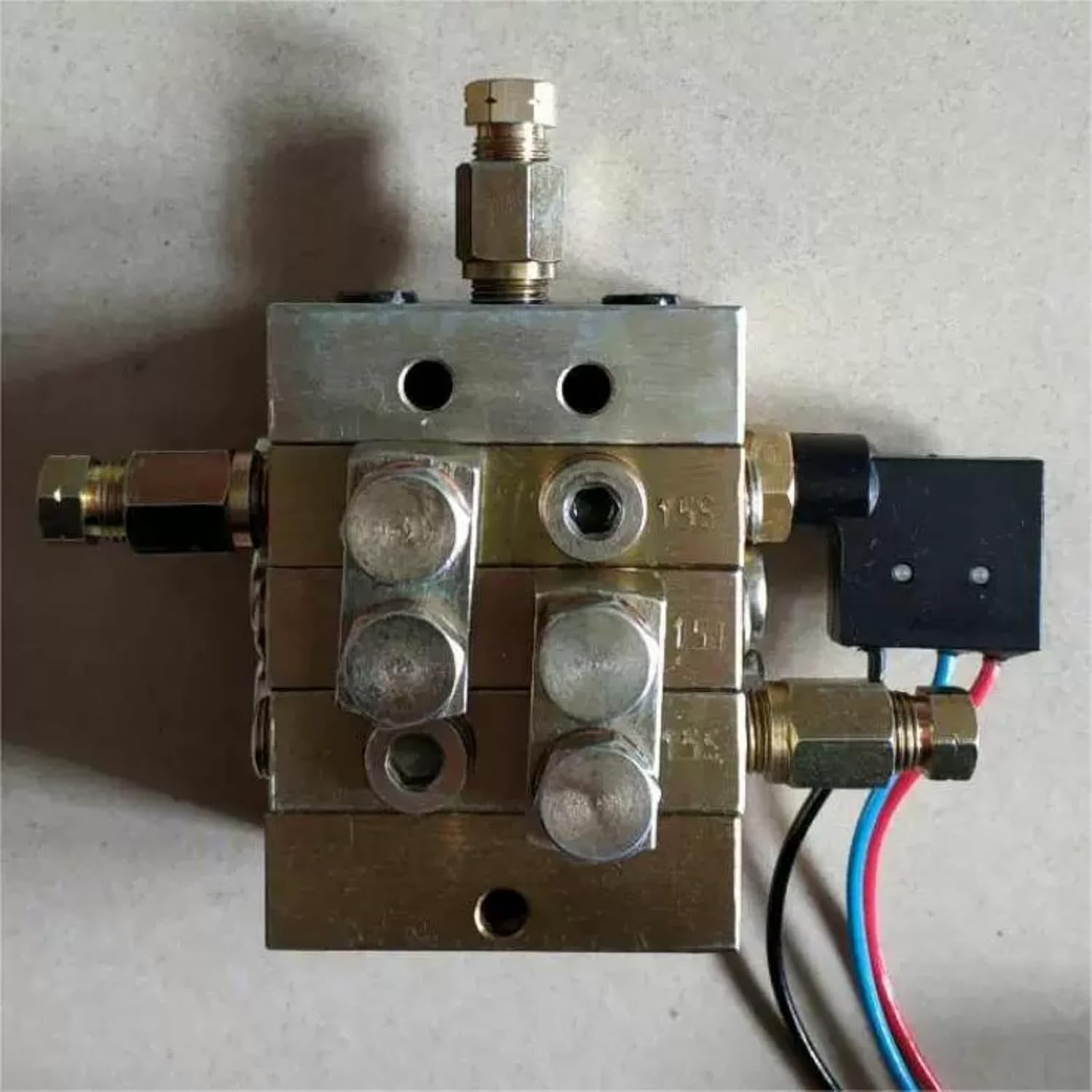 1pcs Distributor Valve Plate Type Oil Separator(13-14outlet)