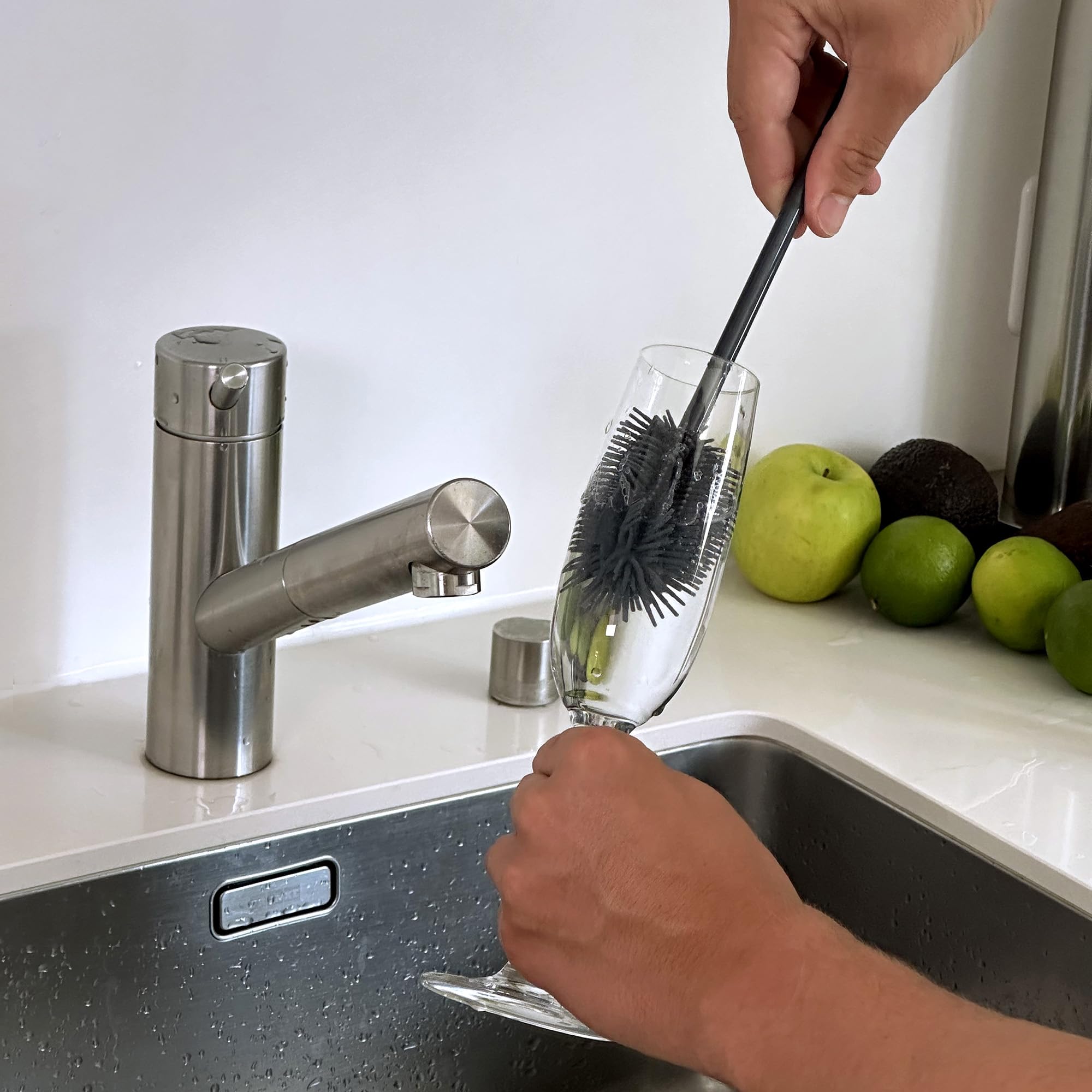 Sanni Shoo Cepillo de silicona para botellas higiénico | Cabezal desenroscable hasta 200 °C; limpiador de botellas de 35 cm; para botellas, biberones y jarras; sin BPA