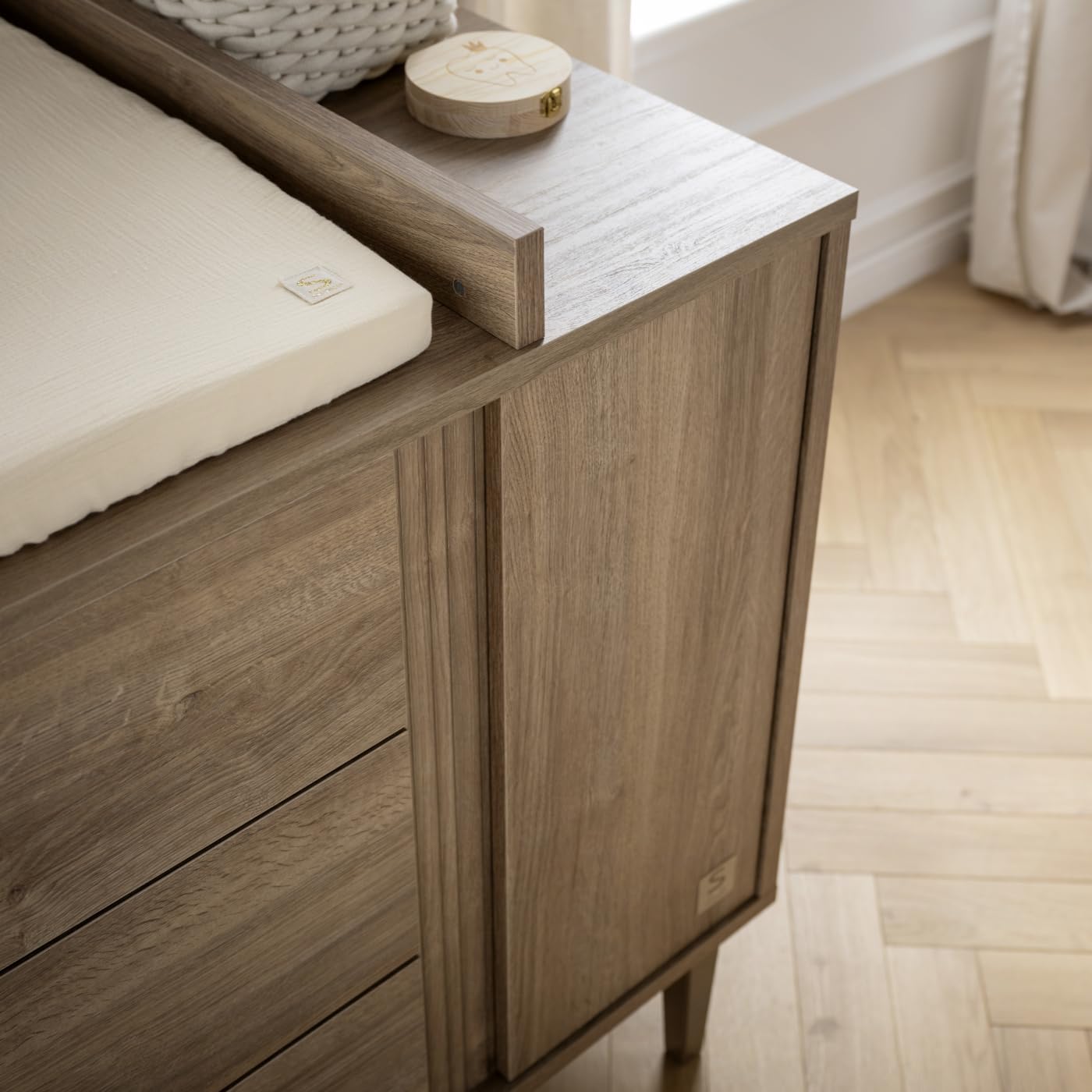 Sauthon Commode 3 tiroirs et 1 Porte avec détail Imitation Bois texturé et Pieds Bois