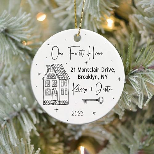 Vista 53 de Adorno de cerámica personalizado para la primera Navidad en nuestro nuevo hogar 2025, regalo de recuerdo de casa para parejas de recién casados