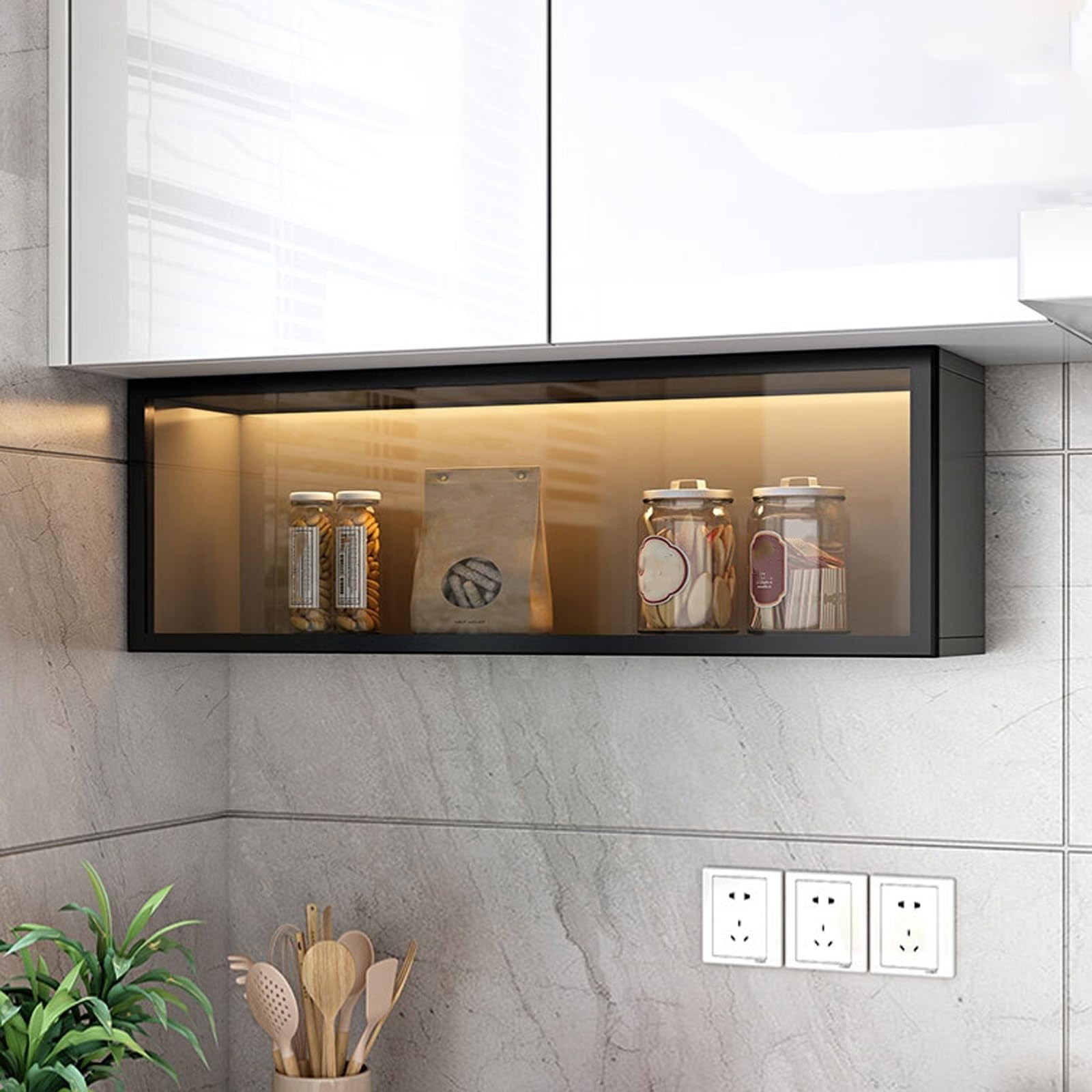 Garde-manger mural avec portes vitrées pour une cuisine ordonnée et chaleureuse