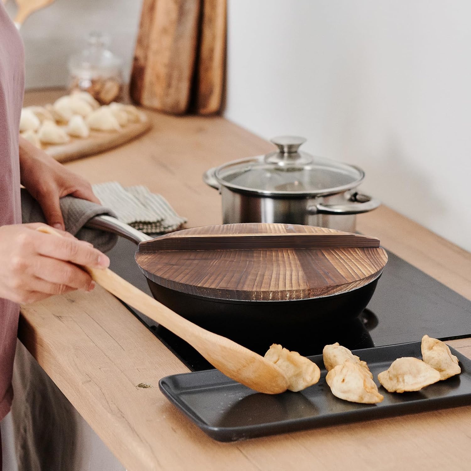 SHOWERORO 14-inch Wood Wok Lid Carbonized Wooden Pot Cover for Cast Iron and Flat Bottom Pans, Kitchen Wok Accessory, Home Cookware Protector, 36cm Pan Cover