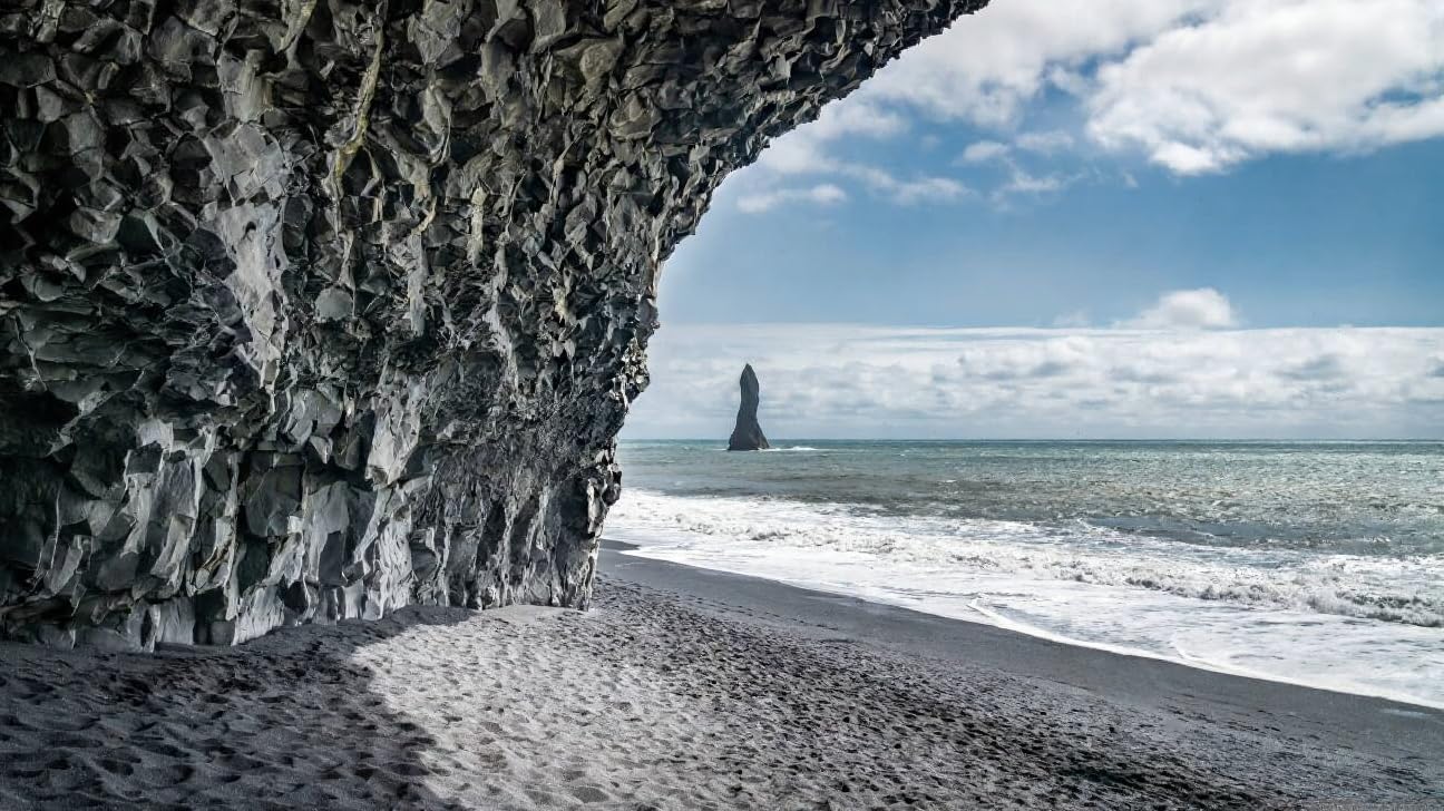 adrium Cuadro acrílico de 70 x 40 cm: la playa de arena negra de Reynisfjara, la montaña Reynisfjall y las columnas volcánicas de basalto en la costa sur de Islandia.