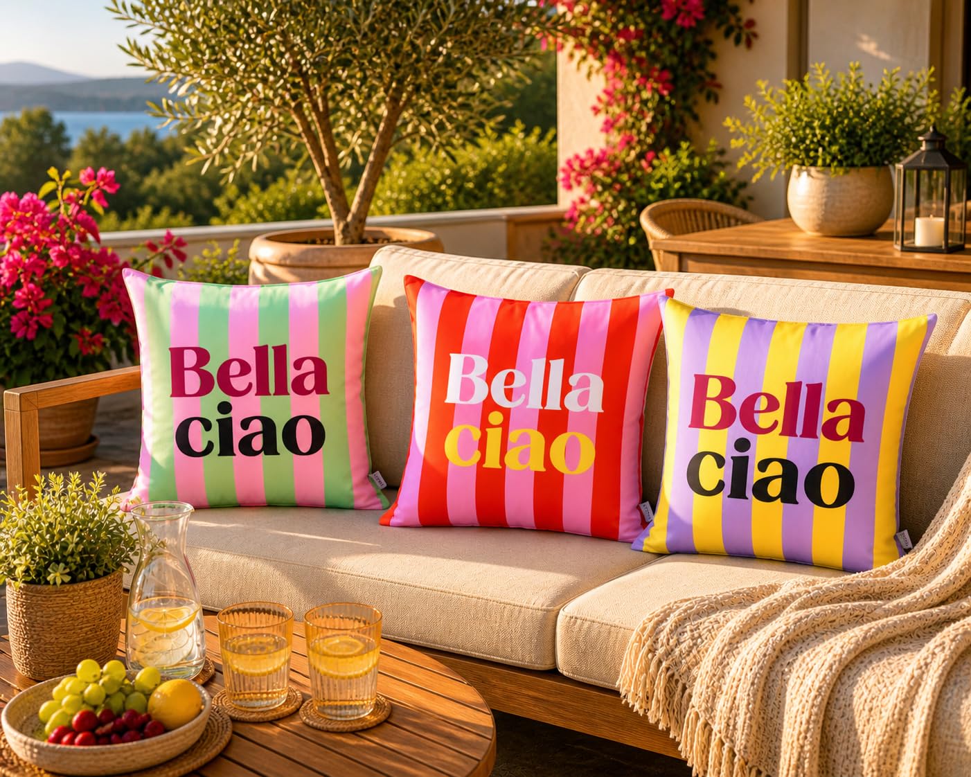 KAMACA Outdoor Dekokissen Bella Ciao 45x45 cm Rot Rosa Gestreift – Gartenkissen mit 370g Füllung – Wasserabweisend, Schmutzabweisend & Strapazierfähig – Balkon Terrasse Lounge Kissen